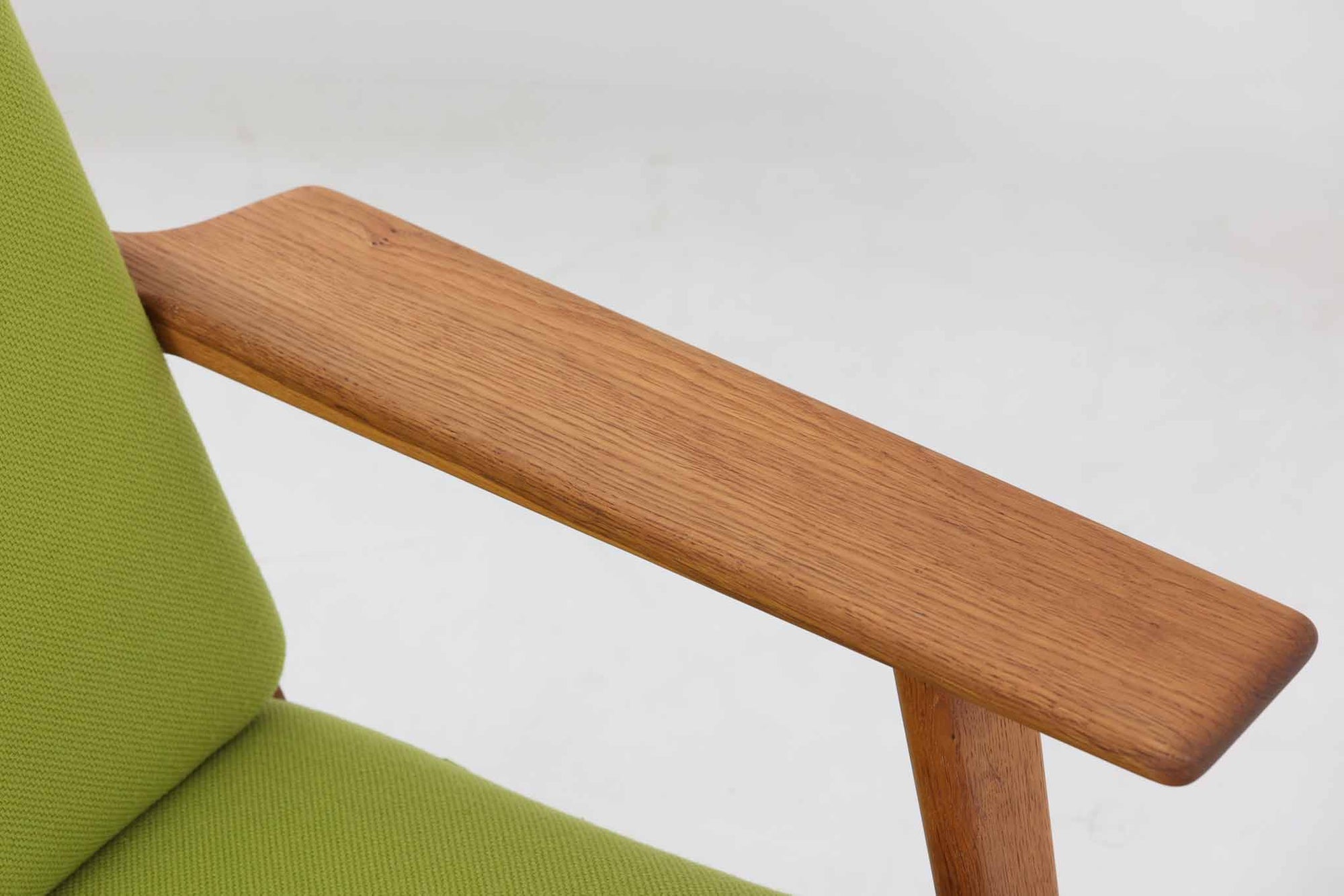 北欧家具を代表するソファ『GE290』です。現在リプロダクト品が販売されていますが、こちらは本物です。元々はベッド会社であるGETAmA社ならではのコイルスプリングが内包されたクッションの座り心地は、弾力があり心地良く、読書や映画などのリラックスタイムに最適です。立ち上がる際も適度なはね返りがあるので、動く時に億劫になる事はありません。Hans J.Wegnerならではの時代を超えた素晴らしいデザインです。横や背面から見るとまた違った表情を感じて頂けると思います。