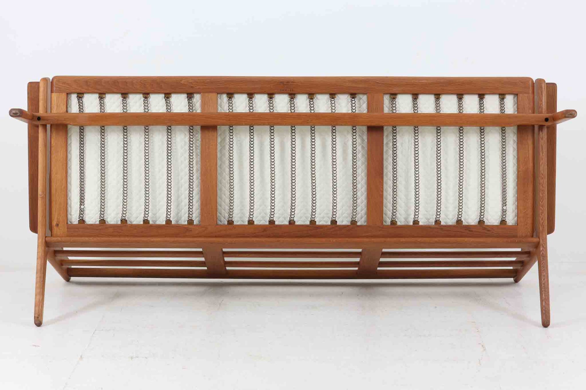 北欧家具を代表するソファ『GE290』です。現在リプロダクト品が販売されていますが、こちらは本物です。元々はベッド会社であるGETAmA社ならではのコイルスプリングが内包されたクッションの座り心地は、弾力があり心地良く、読書や映画などのリラックスタイムに最適です。立ち上がる際も適度なはね返りがあるので、動く時に億劫になる事はありません。Hans J.Wegnerならではの時代を超えた素晴らしいデザインです。横や背面から見るとまた違った表情を感じて頂けると思います。