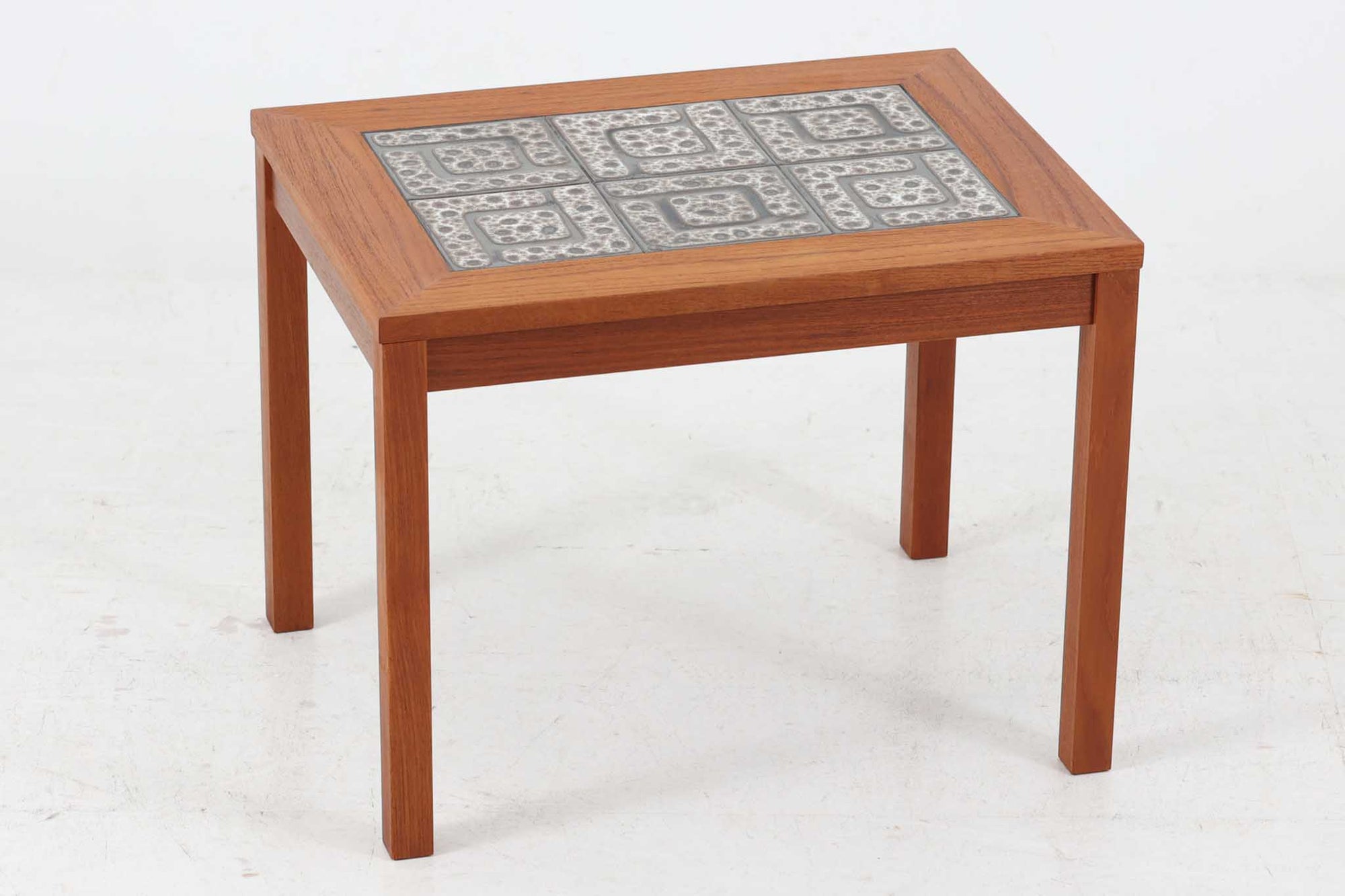 北欧より買い付けたサイドテーブルです。タイルがデザインポイントになっており、熱いコップなどをそのまま置く事が出来ます。本体には良質なチーク材が使用されています。