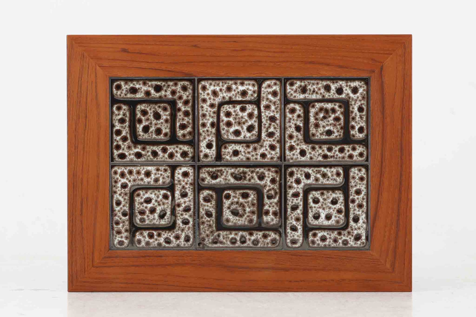 北欧より買い付けたサイドテーブルです。タイルがデザインポイントになっており、熱いコップなどをそのまま置く事が出来ます。本体には良質なチーク材が使用されています。