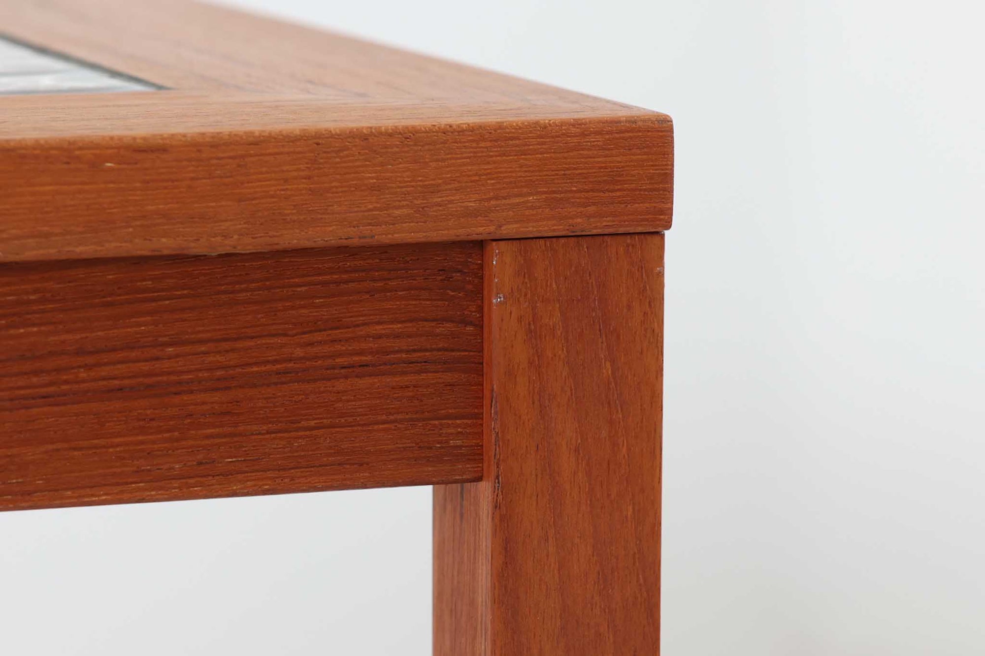 北欧より買い付けたサイドテーブルです。タイルがデザインポイントになっており、熱いコップなどをそのまま置く事が出来ます。本体には良質なチーク材が使用されています。