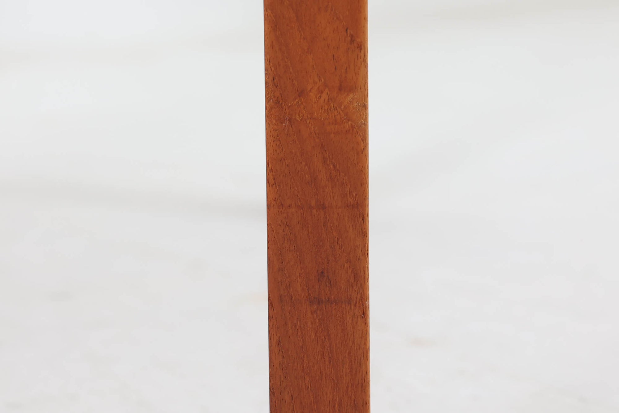 北欧より買い付けたサイドテーブルです。タイルがデザインポイントになっており、熱いコップなどをそのまま置く事が出来ます。本体には良質なチーク材が使用されています。