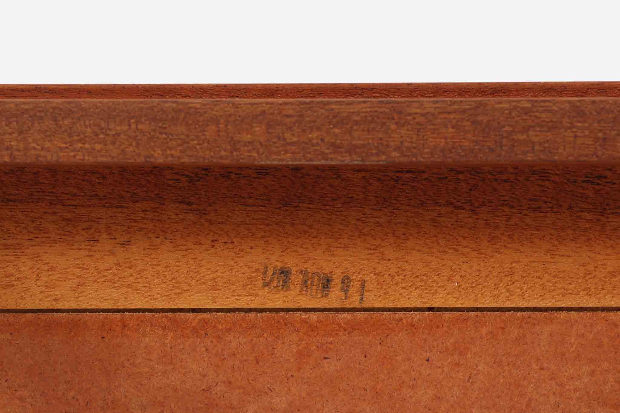 北欧より買い付けたサイドテーブルです。タイルがデザインポイントになっており、熱いコップなどをそのまま置く事が出来ます。本体には良質なチーク材が使用されています。