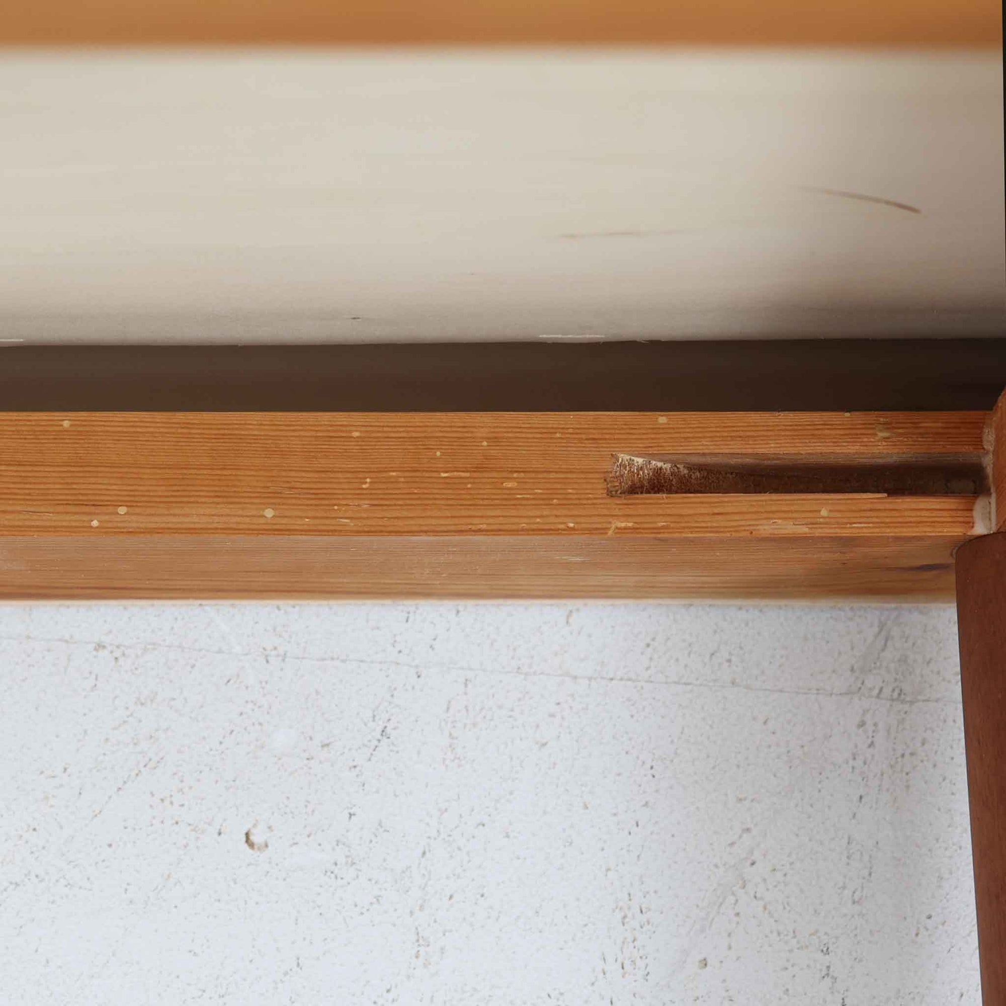 デンマーク製ライティングビューロです。上段には小引き出しと仕切り棚、中央には小さなミラーが備わり、書き物や身支度など多用途にお使いいただけます。チーク材の深みある色合いと滑らかな木目が美しく、シンプルで直線的なフォルムが落ち着いた印象を与えます。引き出しの斜めに削り出された取っ手やテーパー脚など、北欧らしい洗練されたディテールが魅力です。経年により増した艶が味わい深く、リビングや寝室に上品な温もりを添える一台です。