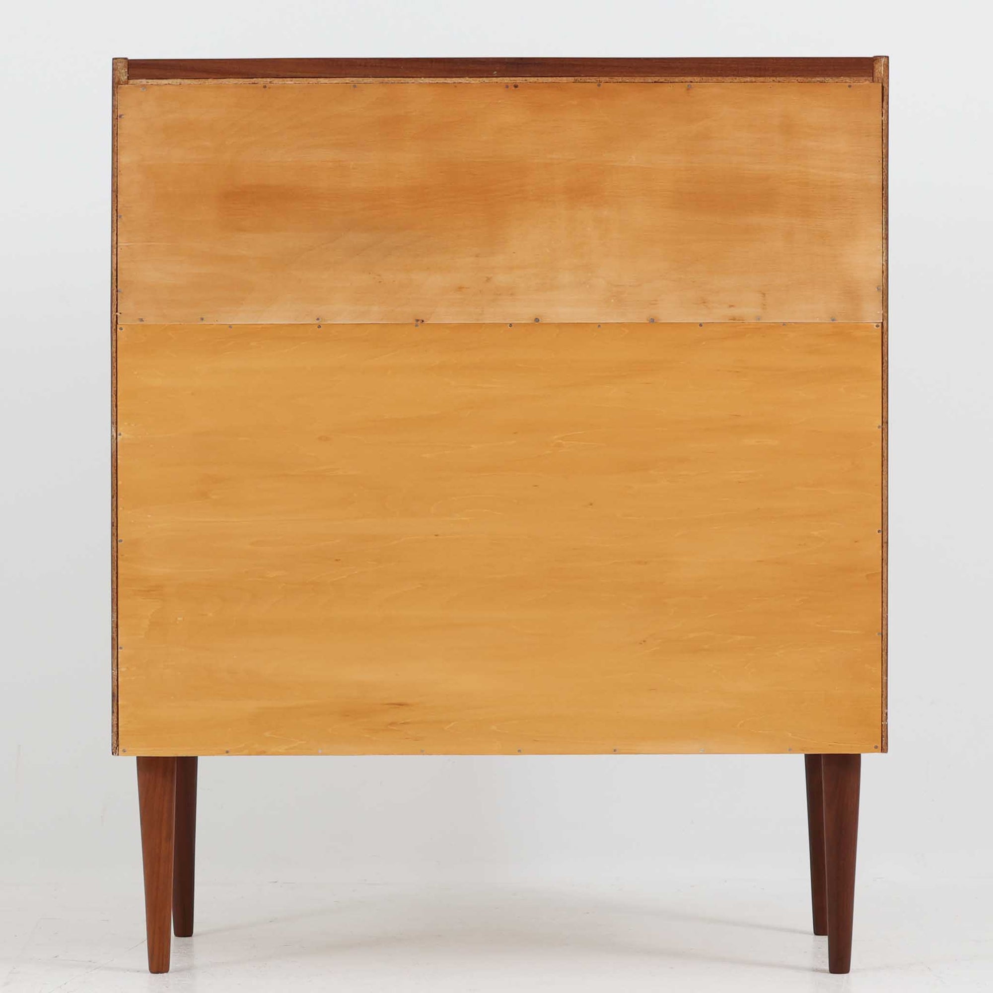 デンマーク製ライティングビューロです。上段には小引き出しと仕切り棚、中央には小さなミラーが備わり、書き物や身支度など多用途にお使いいただけます。チーク材の深みある色合いと滑らかな木目が美しく、シンプルで直線的なフォルムが落ち着いた印象を与えます。引き出しの斜めに削り出された取っ手やテーパー脚など、北欧らしい洗練されたディテールが魅力です。経年により増した艶が味わい深く、リビングや寝室に上品な温もりを添える一台です。