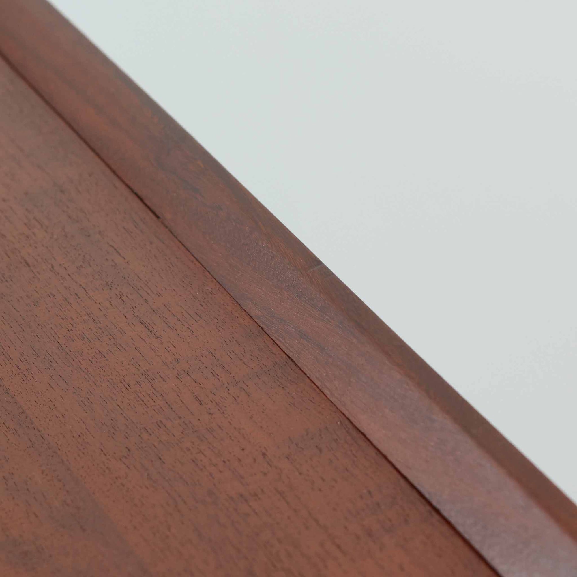 デンマーク製ライティングビューロです。上段には小引き出しと仕切り棚、中央には小さなミラーが備わり、書き物や身支度など多用途にお使いいただけます。チーク材の深みある色合いと滑らかな木目が美しく、シンプルで直線的なフォルムが落ち着いた印象を与えます。引き出しの斜めに削り出された取っ手やテーパー脚など、北欧らしい洗練されたディテールが魅力です。経年により増した艶が味わい深く、リビングや寝室に上品な温もりを添える一台です。