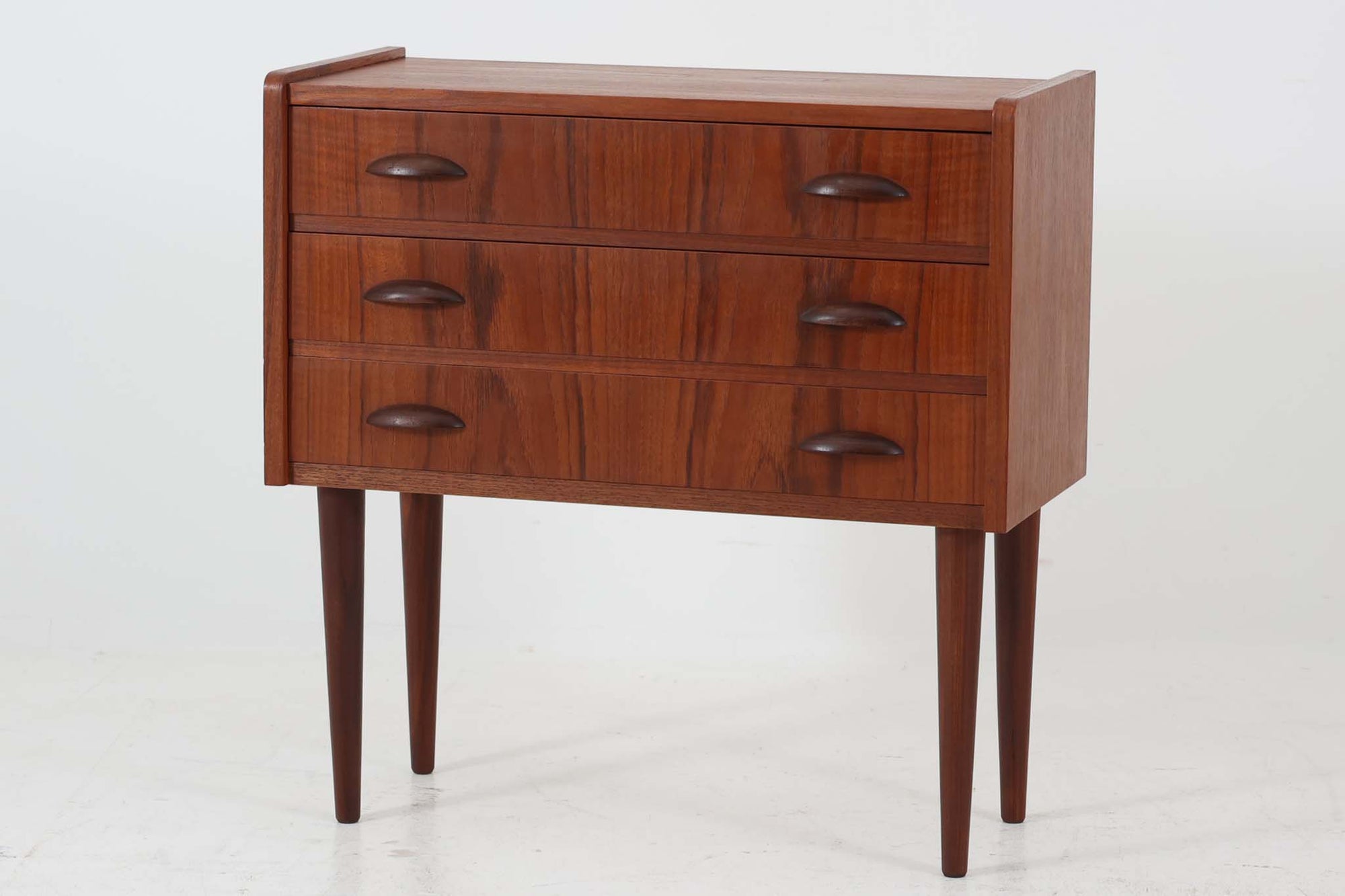 デンマークより買い付けた3段チェストです。小ぶりで可愛らしく、グリップ感の良い取手が使用されています。本体には良質なチーク材が使用されており、シンプルで使い勝手の良いサイズ感です。