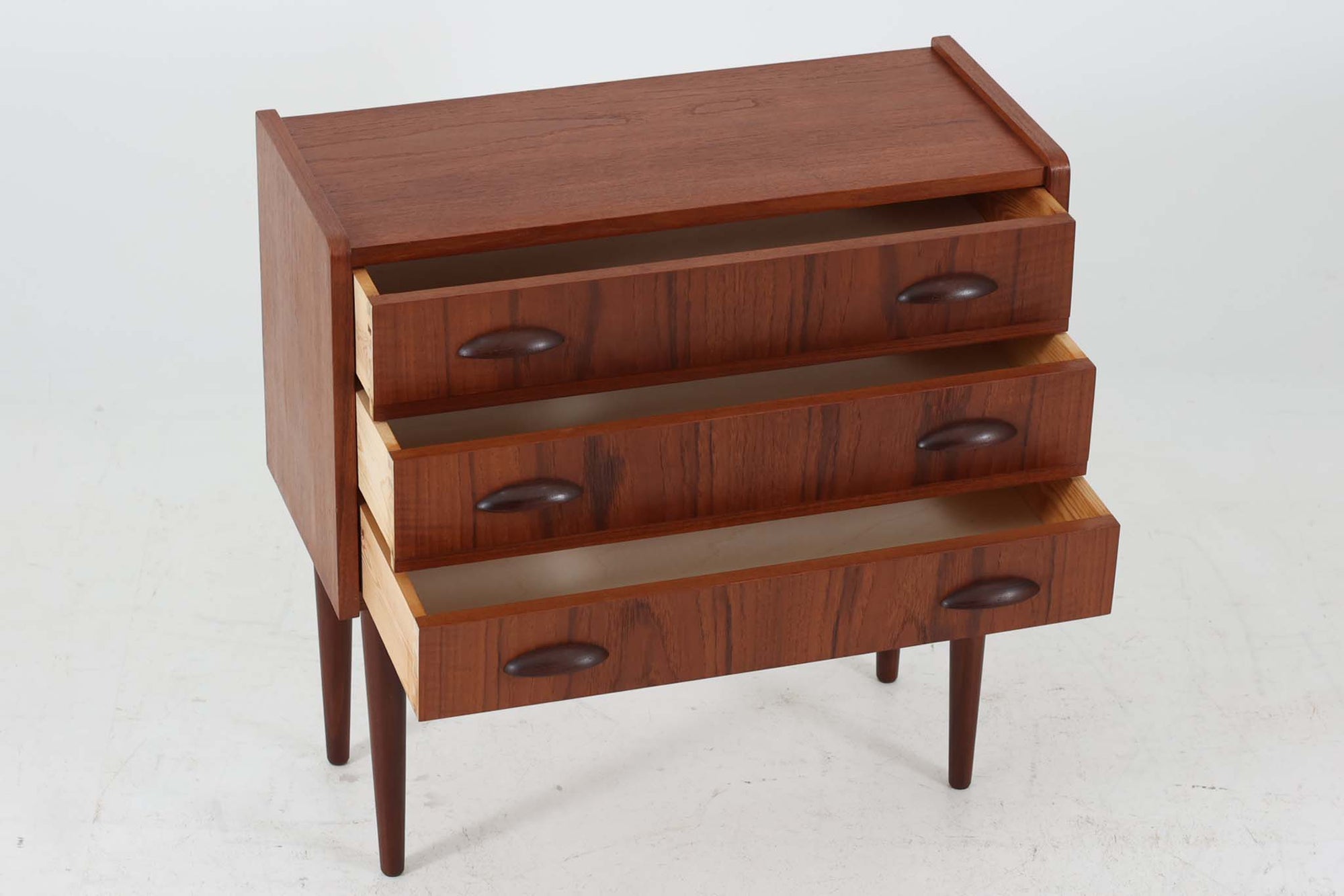 デンマークより買い付けた3段チェストです。小ぶりで可愛らしく、グリップ感の良い取手が使用されています。本体には良質なチーク材が使用されており、シンプルで使い勝手の良いサイズ感です。