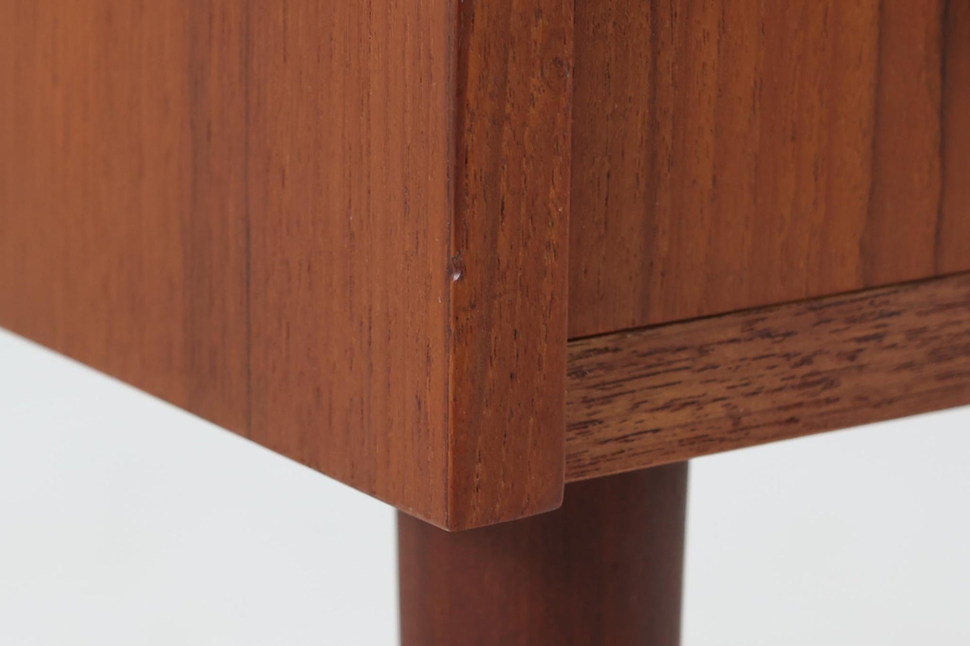 デンマークより買い付けた3段チェストです。小ぶりで可愛らしく、グリップ感の良い取手が使用されています。本体には良質なチーク材が使用されており、シンプルで使い勝手の良いサイズ感です。