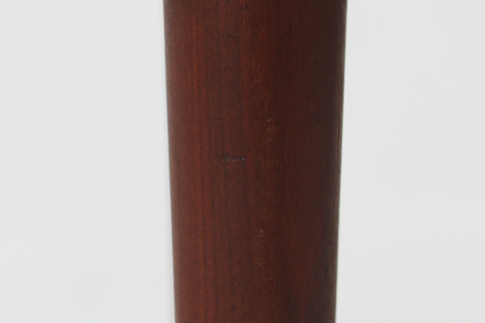 デンマークより買い付けた3段チェストです。小ぶりで可愛らしく、グリップ感の良い取手が使用されています。本体には良質なチーク材が使用されており、シンプルで使い勝手の良いサイズ感です。