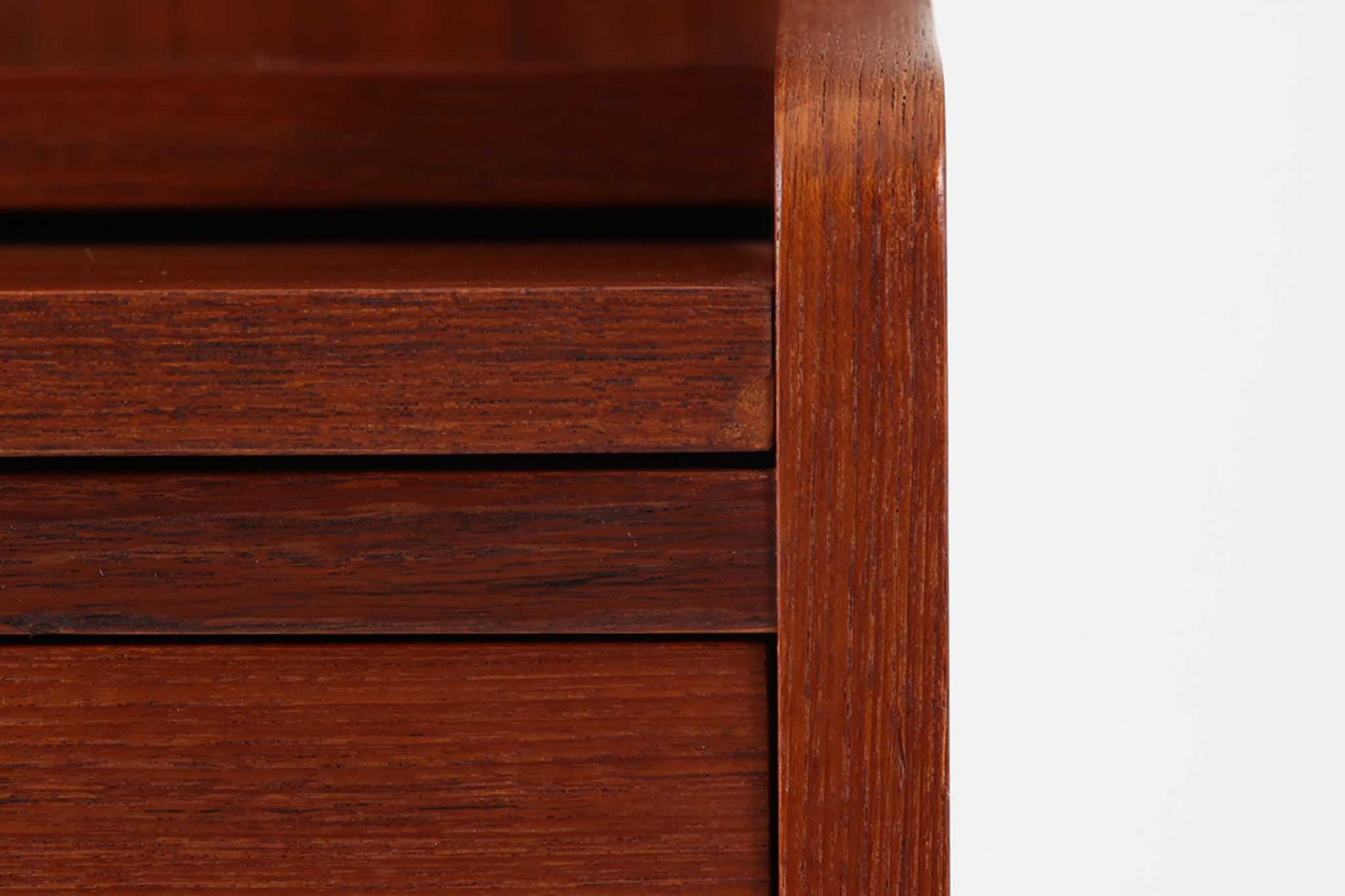 デンマークのデザイナーJohannes Sorthによるシェルフで、Nexø møbelfabrik社で製造されたヴィンテージアイテムです。高品質なチーク材を使用し、木目が美しく、温かみのある仕上がりです。シンプルで洗練されたこのシェルフは、どんな空間にもエレガントな印象を与えます。北欧デザインの魅力を感じさせる一品です。