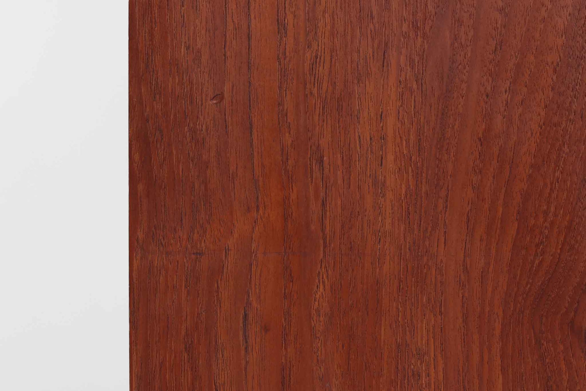 デンマークのデザイナーJohannes Sorthによるシェルフで、Nexø møbelfabrik社で製造されたヴィンテージアイテムです。高品質なチーク材を使用し、木目が美しく、温かみのある仕上がりです。シンプルで洗練されたこのシェルフは、どんな空間にもエレガントな印象を与えます。北欧デザインの魅力を感じさせる一品です。