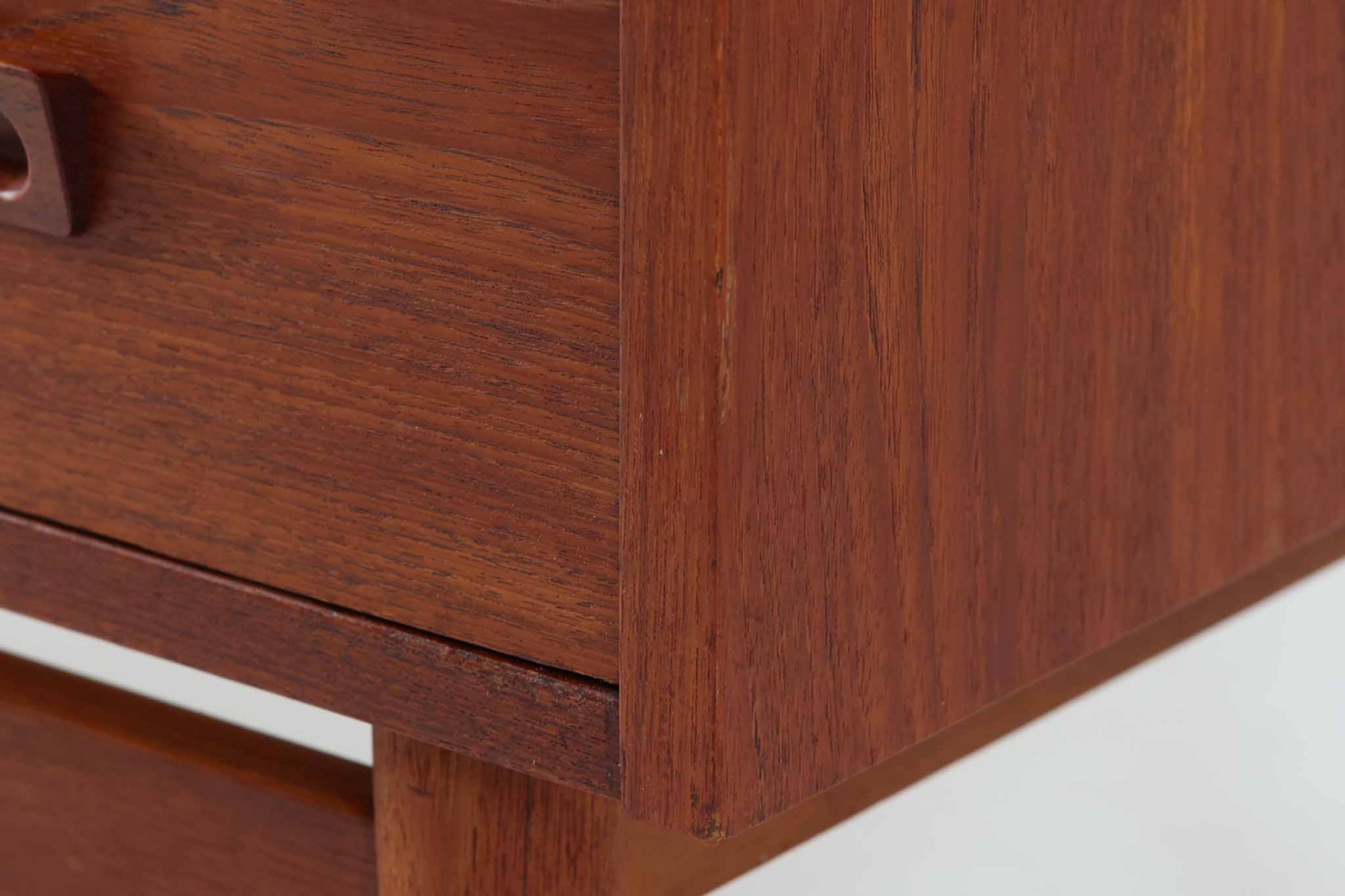 デンマークのデザイナーJohannes Sorthによるシェルフで、Nexø møbelfabrik社で製造されたヴィンテージアイテムです。高品質なチーク材を使用し、木目が美しく、温かみのある仕上がりです。シンプルで洗練されたこのシェルフは、どんな空間にもエレガントな印象を与えます。北欧デザインの魅力を感じさせる一品です。