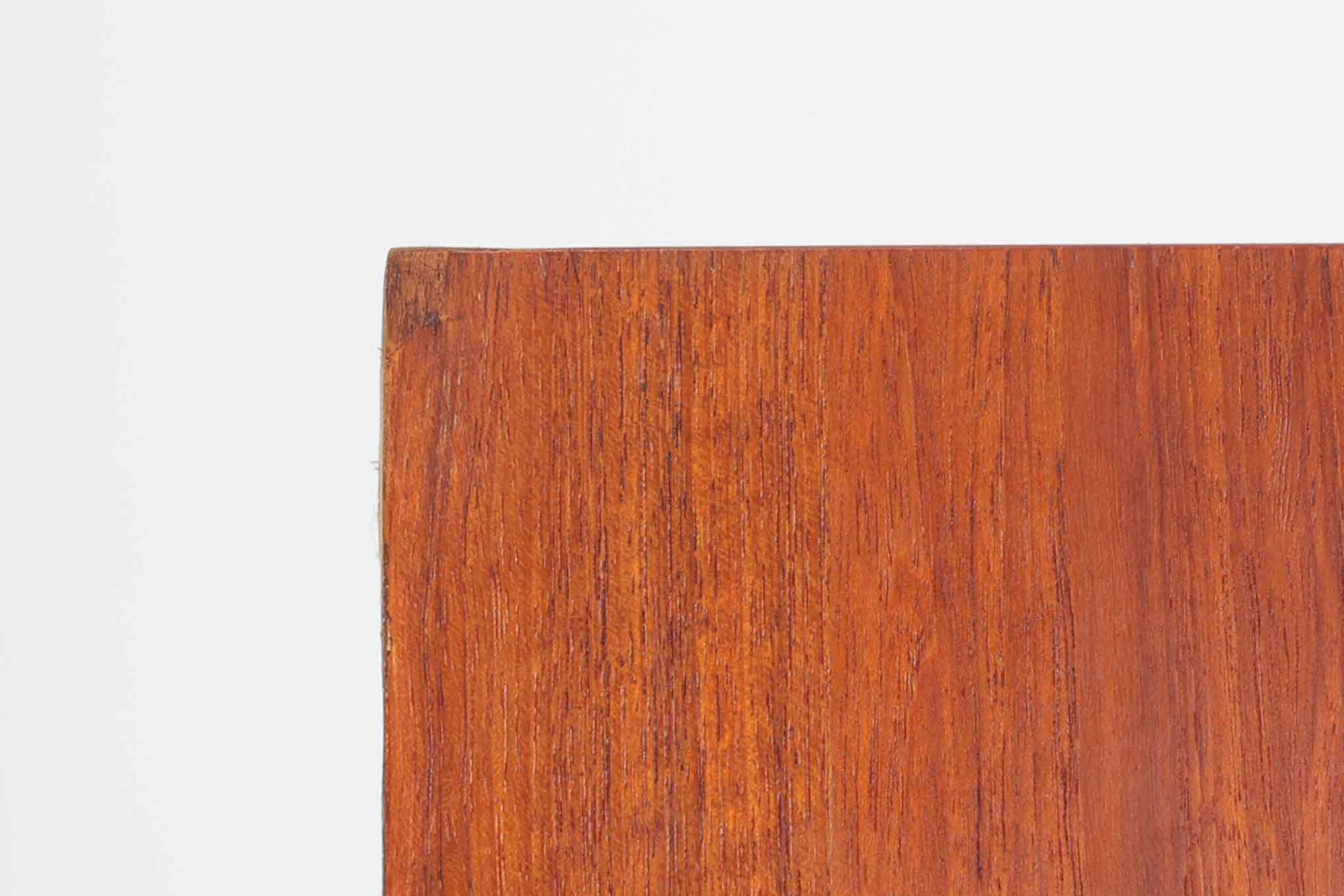 デンマークのデザイナーJohannes Sorthによるシェルフで、Nexø møbelfabrik社で製造されたヴィンテージアイテムです。高品質なチーク材を使用し、木目が美しく、温かみのある仕上がりです。シンプルで洗練されたこのシェルフは、どんな空間にもエレガントな印象を与えます。北欧デザインの魅力を感じさせる一品です。