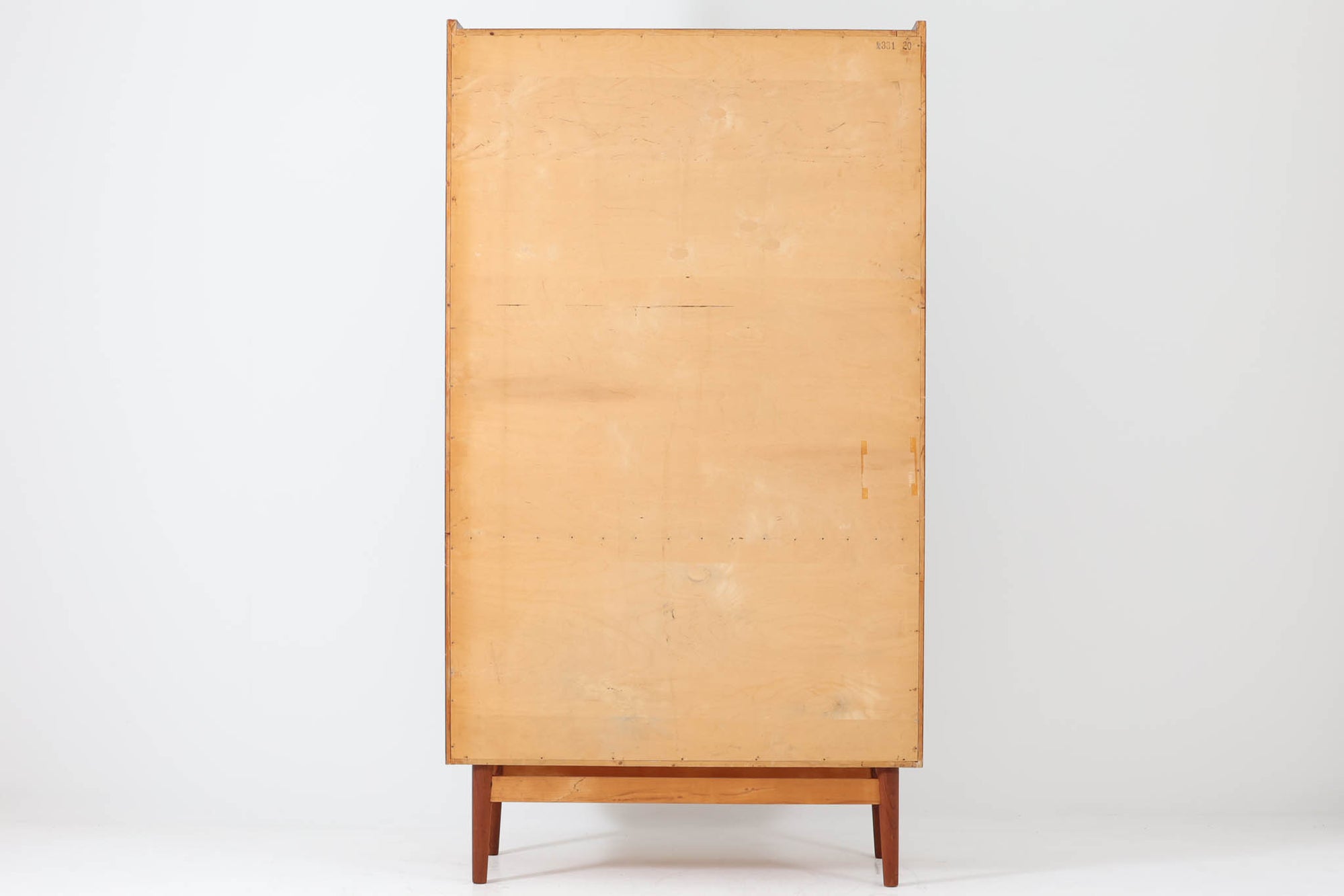 デンマークのデザイナーJohannes Sorthによるシェルフで、Nexø møbelfabrik社で製造されたヴィンテージアイテムです。高品質なチーク材を使用し、木目が美しく、温かみのある仕上がりです。シンプルで洗練されたこのシェルフは、どんな空間にもエレガントな印象を与えます。北欧デザインの魅力を感じさせる一品です。