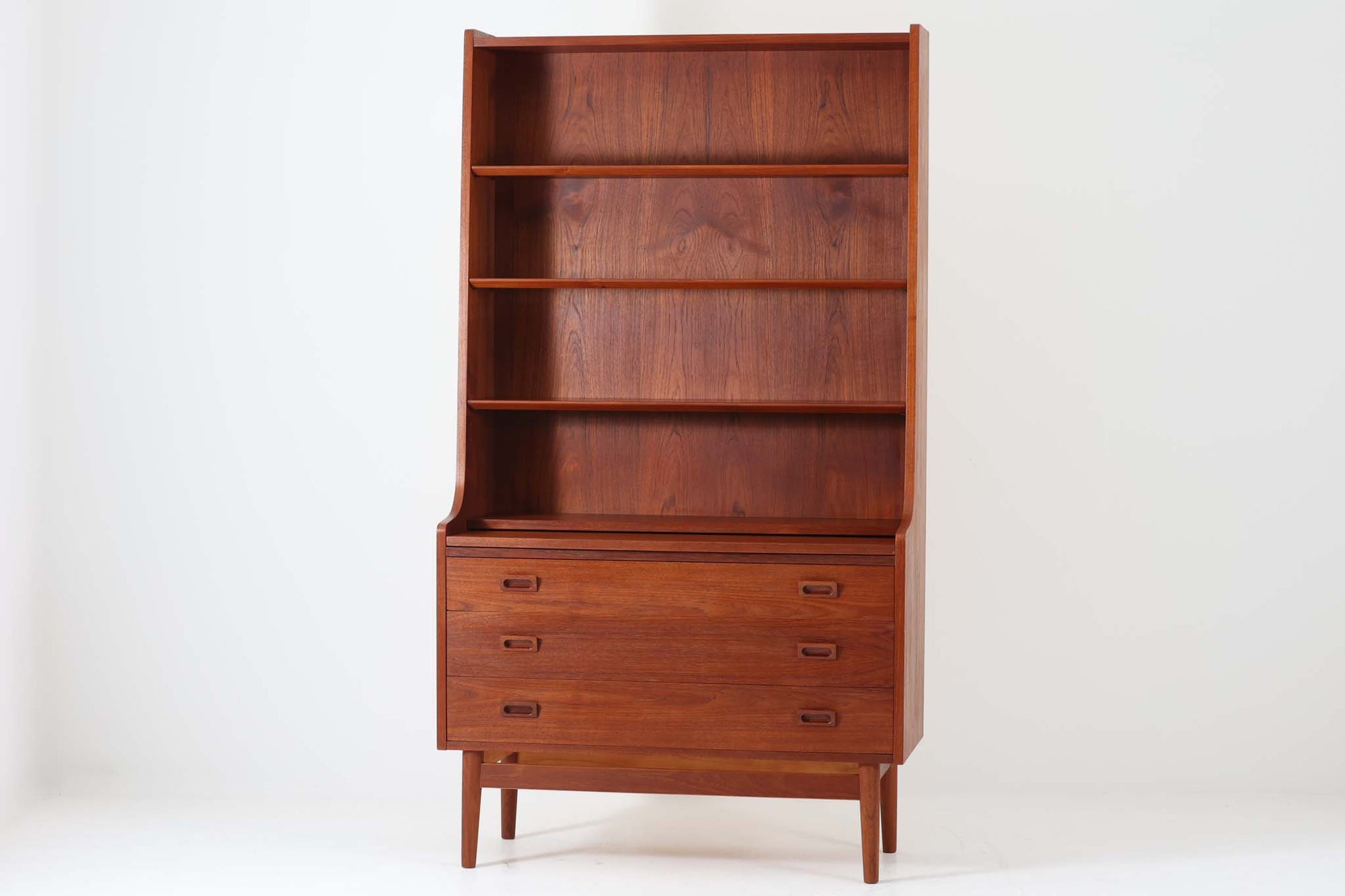 デンマークのデザイナーJohannes Sorthによるシェルフで、Nexø møbelfabrik社で製造されたヴィンテージアイテムです。高品質なチーク材を使用し、木目が美しく、温かみのある仕上がりです。シンプルで洗練されたこのシェルフは、どんな空間にもエレガントな印象を与えます。北欧デザインの魅力を感じさせる一品です。