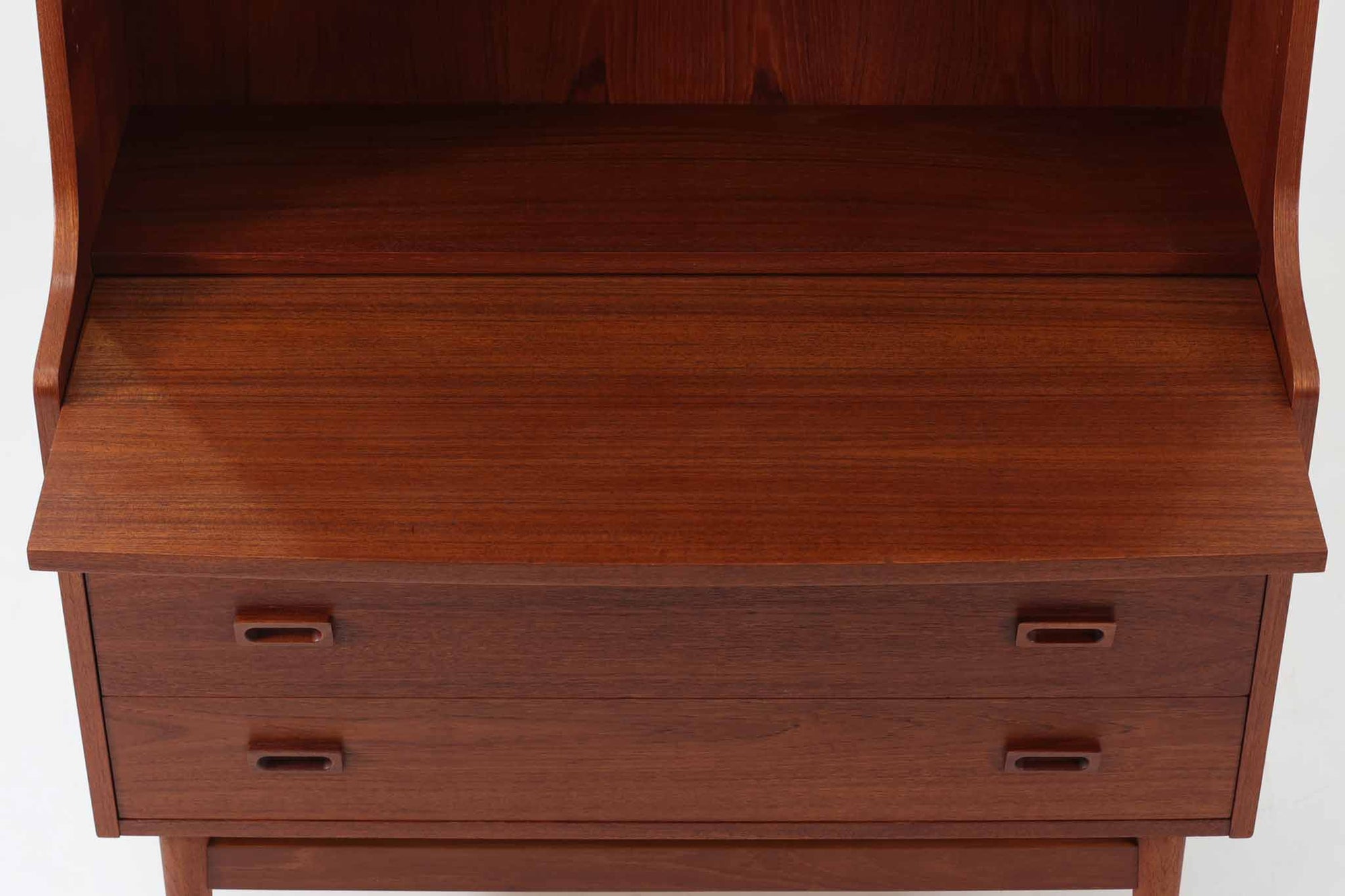 デンマークのデザイナーJohannes Sorthによるシェルフで、Nexø møbelfabrik社で製造されたヴィンテージアイテムです。高品質なチーク材を使用し、木目が美しく、温かみのある仕上がりです。シンプルで洗練されたこのシェルフは、どんな空間にもエレガントな印象を与えます。北欧デザインの魅力を感じさせる一品です。