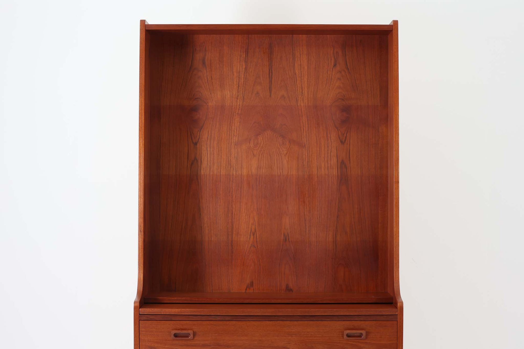 デンマークのデザイナーJohannes Sorthによるシェルフで、Nexø møbelfabrik社で製造されたヴィンテージアイテムです。高品質なチーク材を使用し、木目が美しく、温かみのある仕上がりです。シンプルで洗練されたこのシェルフは、どんな空間にもエレガントな印象を与えます。北欧デザインの魅力を感じさせる一品です。