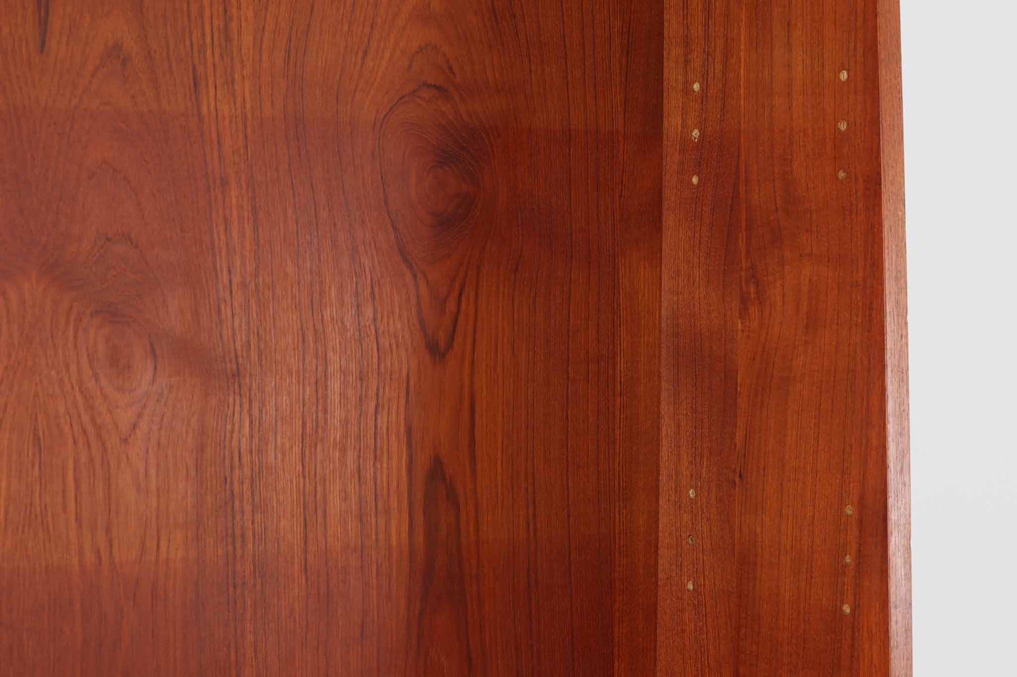 デンマークのデザイナーJohannes Sorthによるシェルフで、Nexø møbelfabrik社で製造されたヴィンテージアイテムです。高品質なチーク材を使用し、木目が美しく、温かみのある仕上がりです。シンプルで洗練されたこのシェルフは、どんな空間にもエレガントな印象を与えます。北欧デザインの魅力を感じさせる一品です。