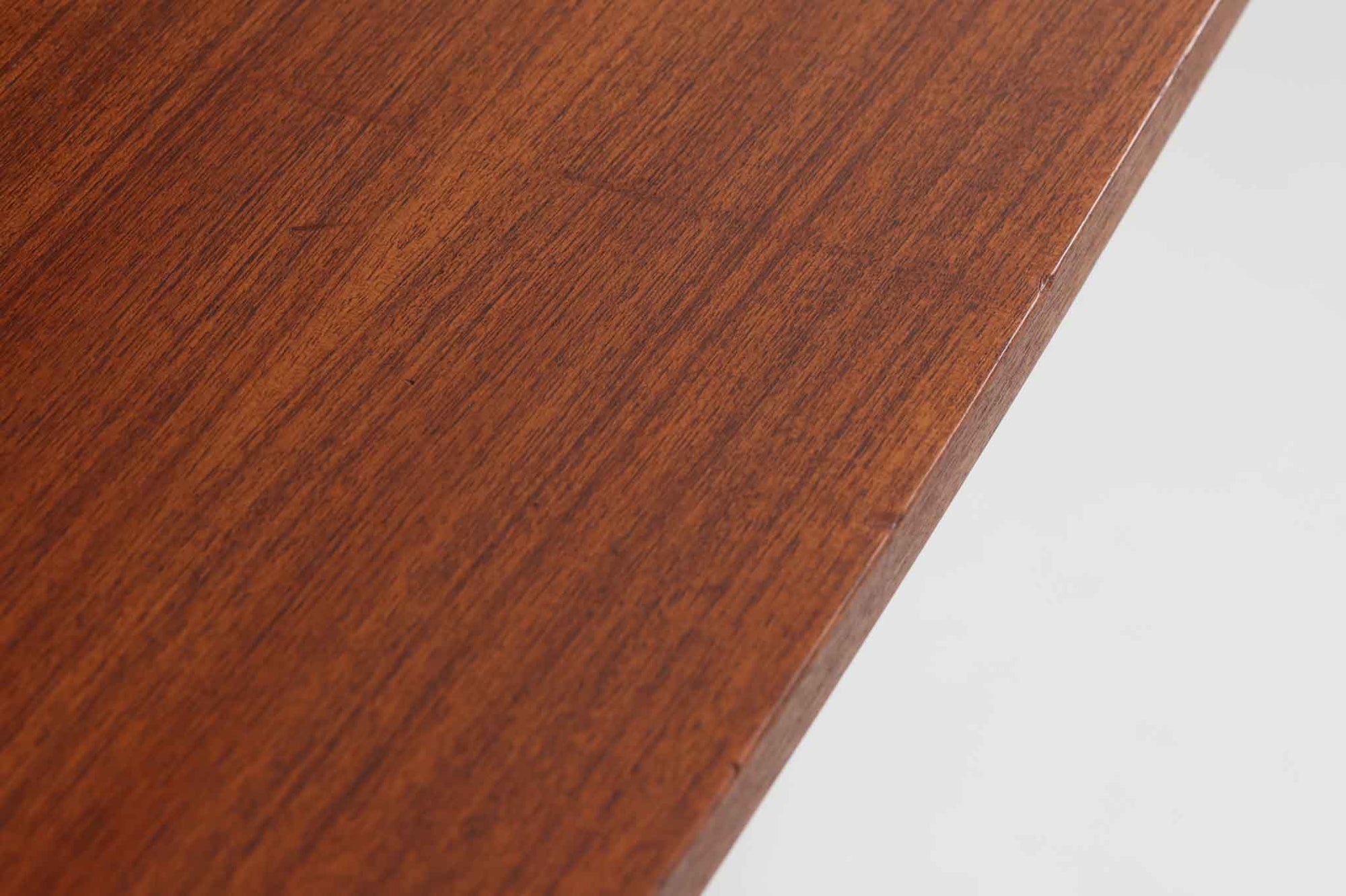 デンマークのデザイナーJohannes Sorthによるシェルフで、Nexø møbelfabrik社で製造されたヴィンテージアイテムです。高品質なチーク材を使用し、木目が美しく、温かみのある仕上がりです。シンプルで洗練されたこのシェルフは、どんな空間にもエレガントな印象を与えます。北欧デザインの魅力を感じさせる一品です。