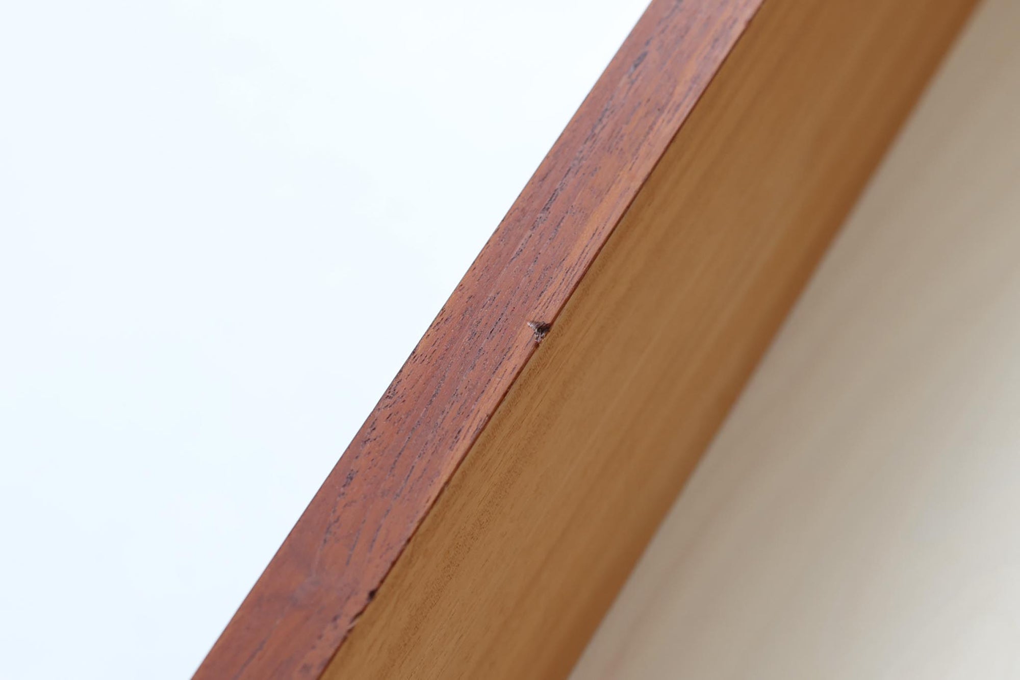 デンマークのデザイナーJohannes Sorthによるシェルフで、Nexø møbelfabrik社で製造されたヴィンテージアイテムです。高品質なチーク材を使用し、木目が美しく、温かみのある仕上がりです。シンプルで洗練されたこのシェルフは、どんな空間にもエレガントな印象を与えます。北欧デザインの魅力を感じさせる一品です。