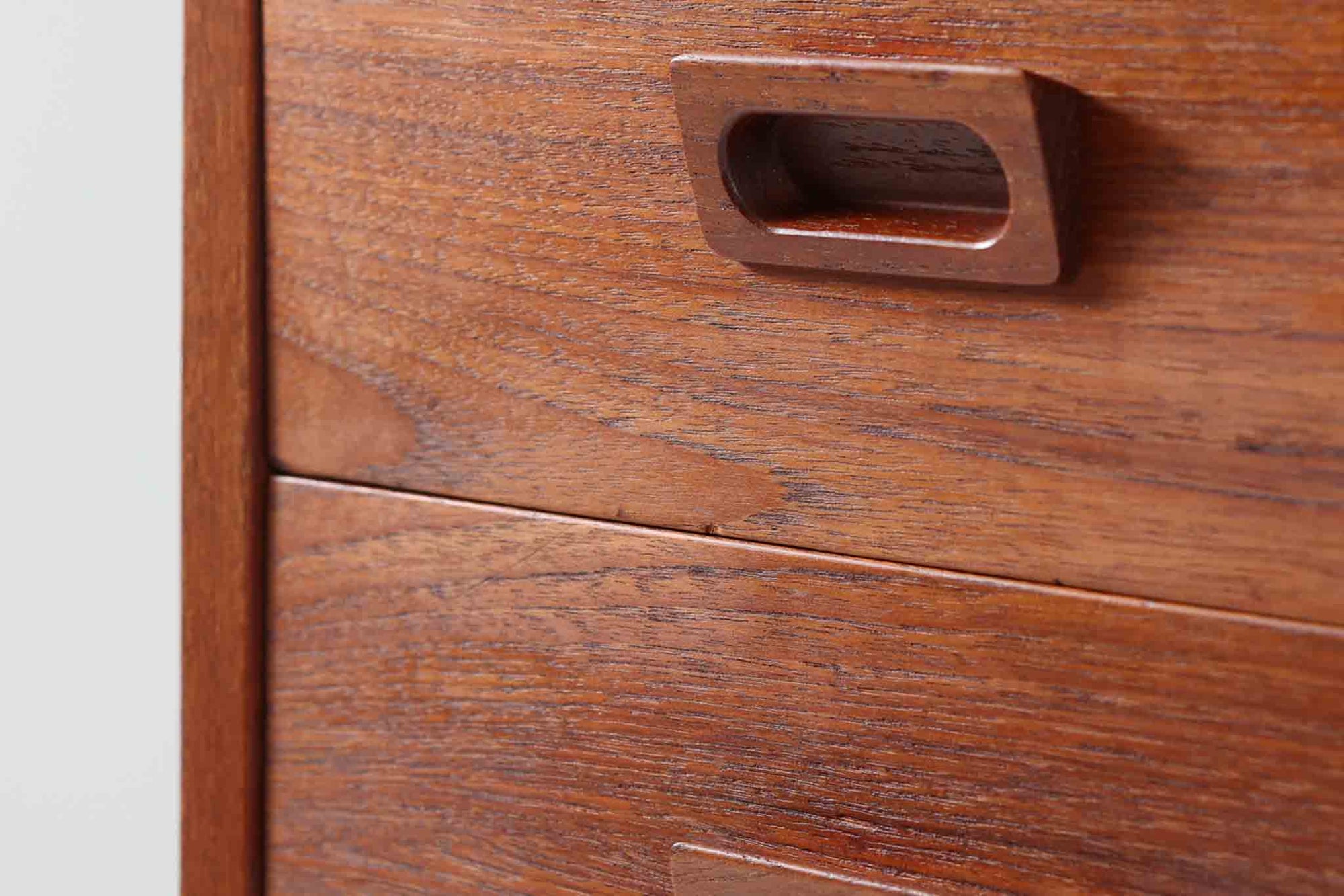 デンマークのデザイナーJohannes Sorthによるシェルフで、Nexø møbelfabrik社で製造されたヴィンテージアイテムです。高品質なチーク材を使用し、木目が美しく、温かみのある仕上がりです。シンプルで洗練されたこのシェルフは、どんな空間にもエレガントな印象を与えます。北欧デザインの魅力を感じさせる一品です。