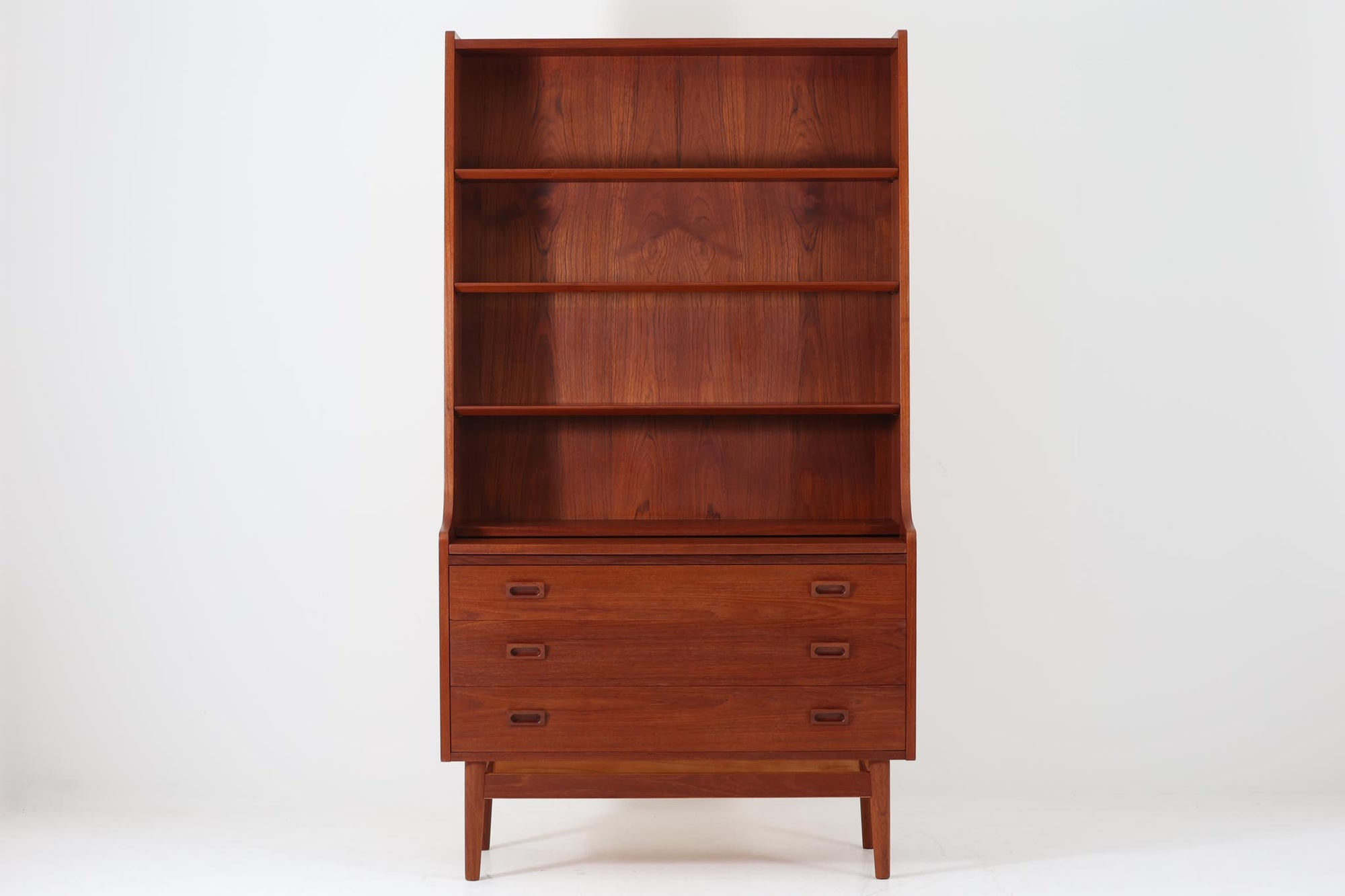 デンマークのデザイナーJohannes Sorthによるシェルフで、Nexø møbelfabrik社で製造されたヴィンテージアイテムです。高品質なチーク材を使用し、木目が美しく、温かみのある仕上がりです。シンプルで洗練されたこのシェルフは、どんな空間にもエレガントな印象を与えます。北欧デザインの魅力を感じさせる一品です。