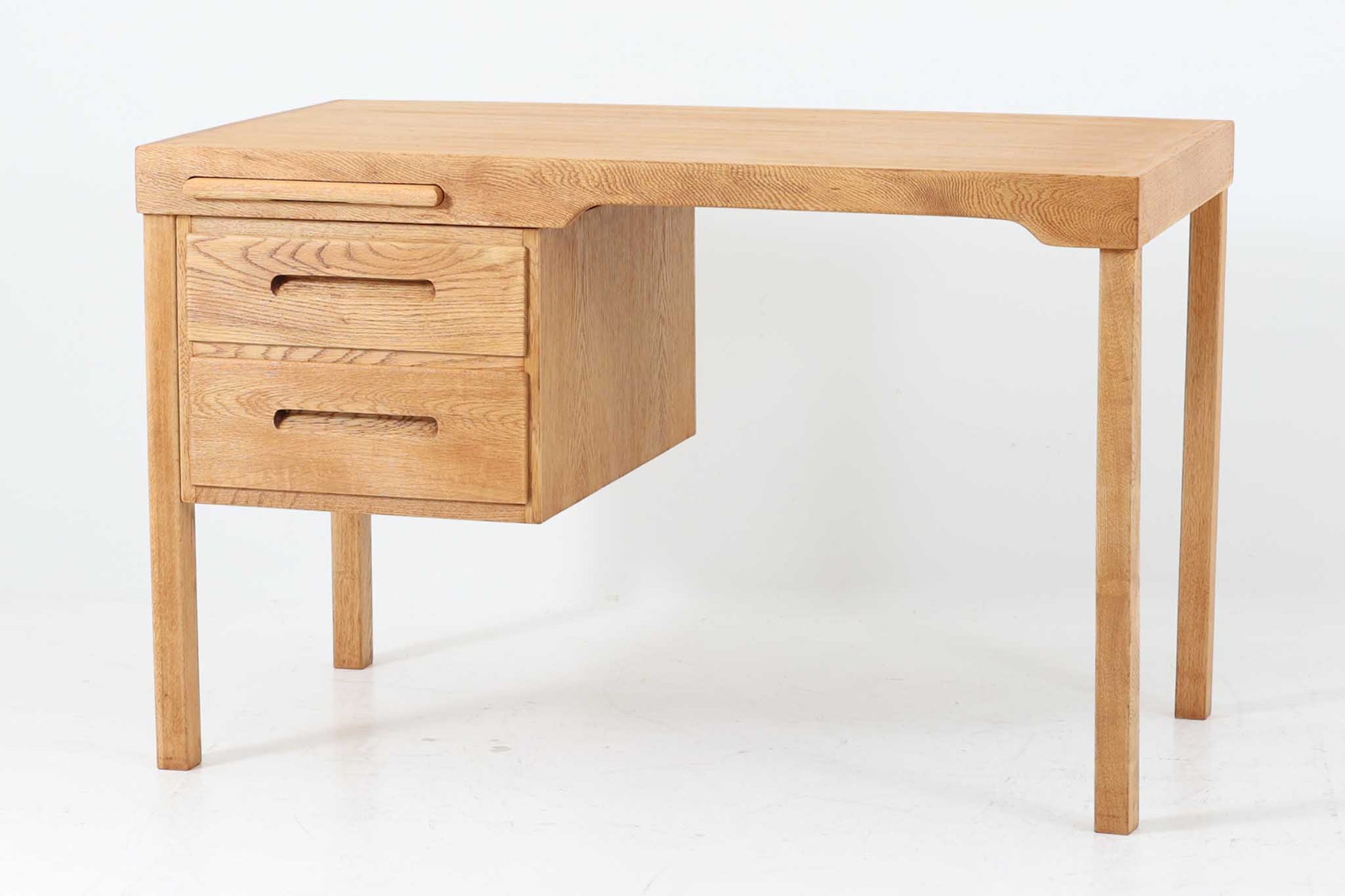 北欧より買い付けた、POLEXIm社製のデスクです。書類の収納や仕分けに特化しており、用途に応じて仕切りを取り外すことが可能です。良質なオーク材が使用されています。