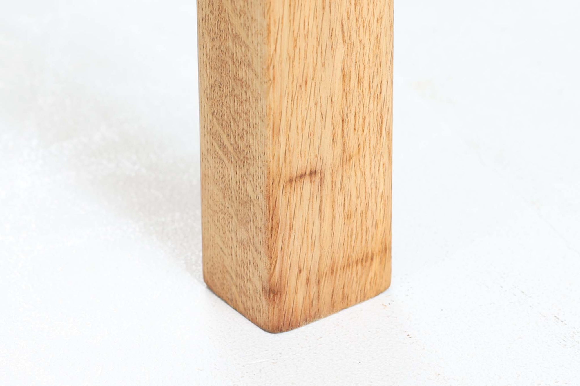 北欧より買い付けた、POLEXIm社製のデスクです。書類の収納や仕分けに特化しており、用途に応じて仕切りを取り外すことが可能です。良質なオーク材が使用されています。