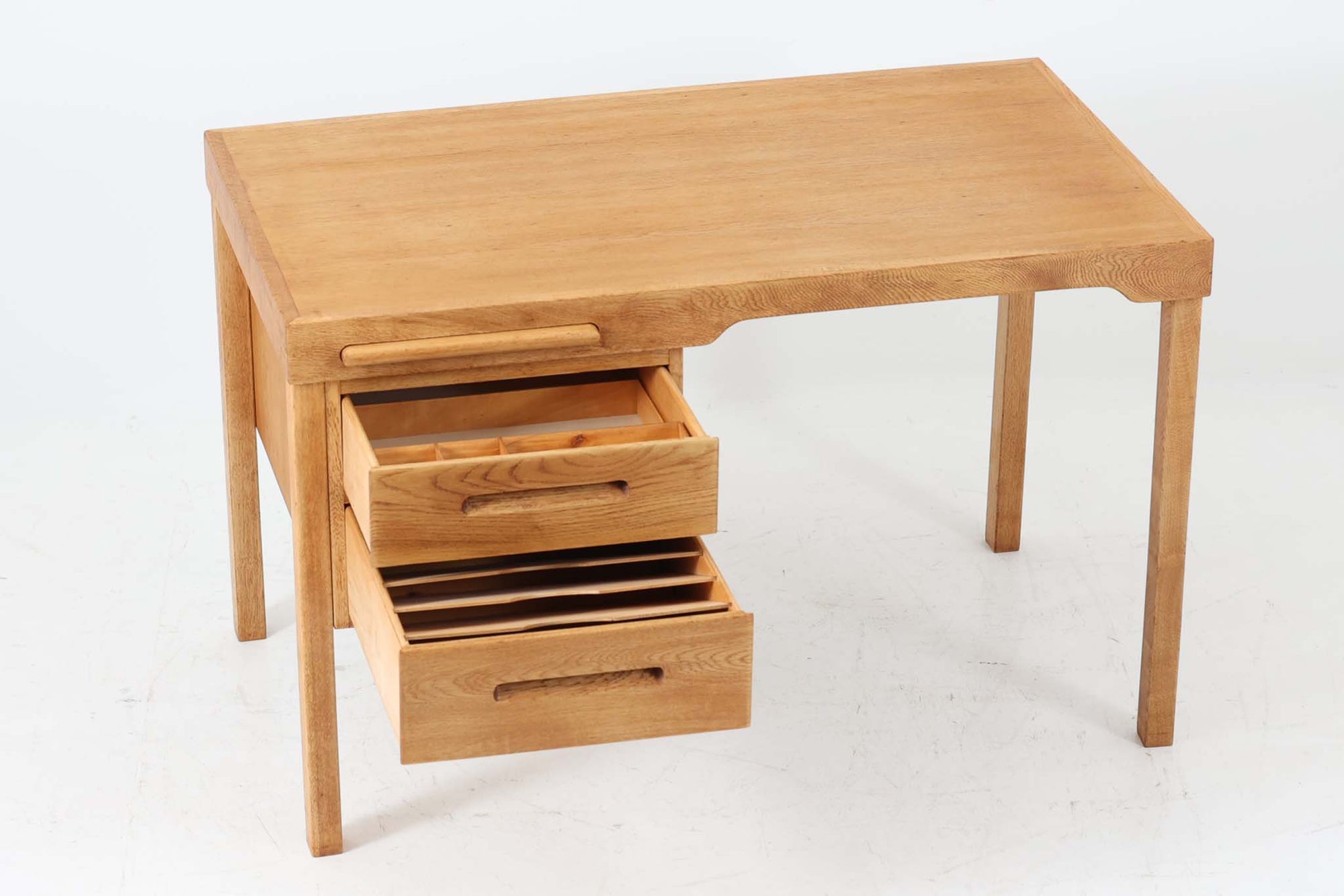 北欧より買い付けた、POLEXIm社製のデスクです。書類の収納や仕分けに特化しており、用途に応じて仕切りを取り外すことが可能です。良質なオーク材が使用されています。