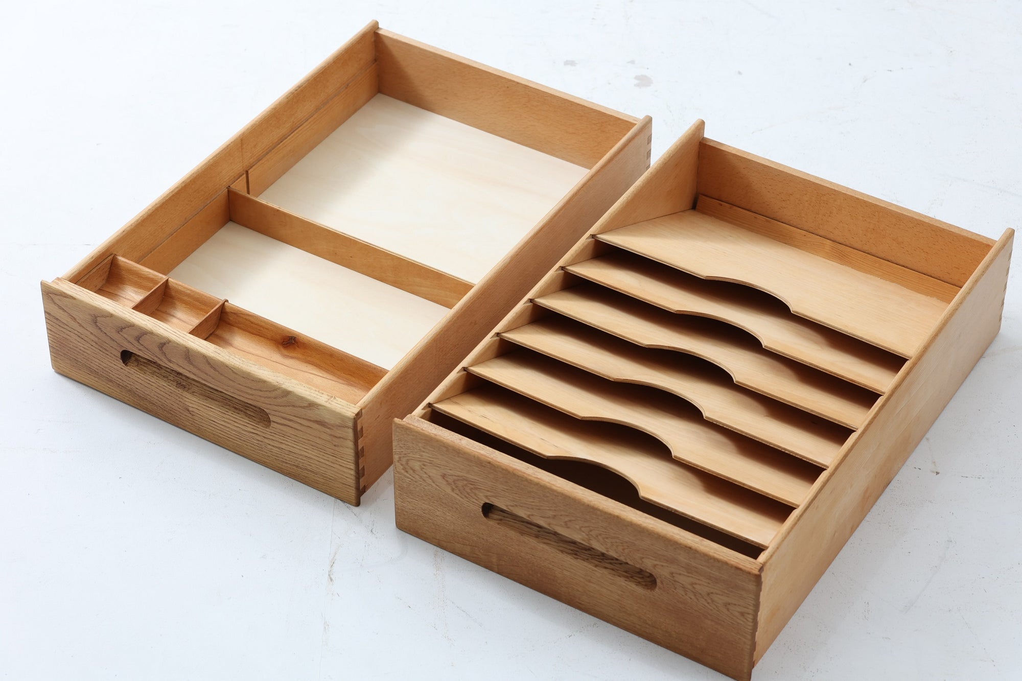 北欧より買い付けた、POLEXIm社製のデスクです。書類の収納や仕分けに特化しており、用途に応じて仕切りを取り外すことが可能です。良質なオーク材が使用されています。