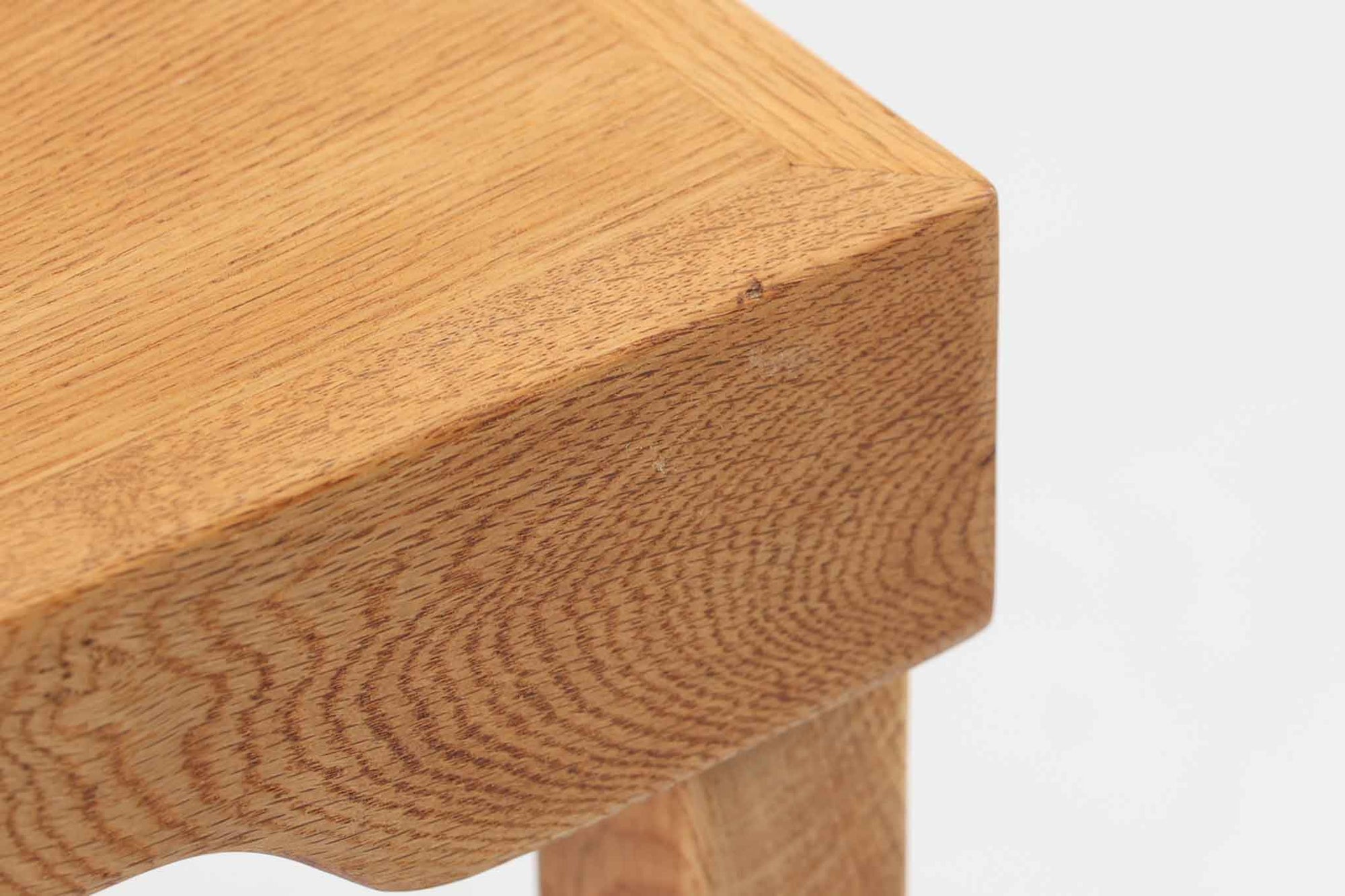 北欧より買い付けた、POLEXIm社製のデスクです。書類の収納や仕分けに特化しており、用途に応じて仕切りを取り外すことが可能です。良質なオーク材が使用されています。