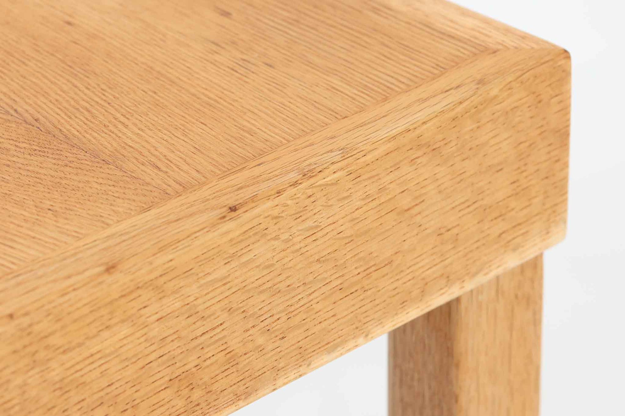 北欧より買い付けた、POLEXIm社製のデスクです。書類の収納や仕分けに特化しており、用途に応じて仕切りを取り外すことが可能です。良質なオーク材が使用されています。