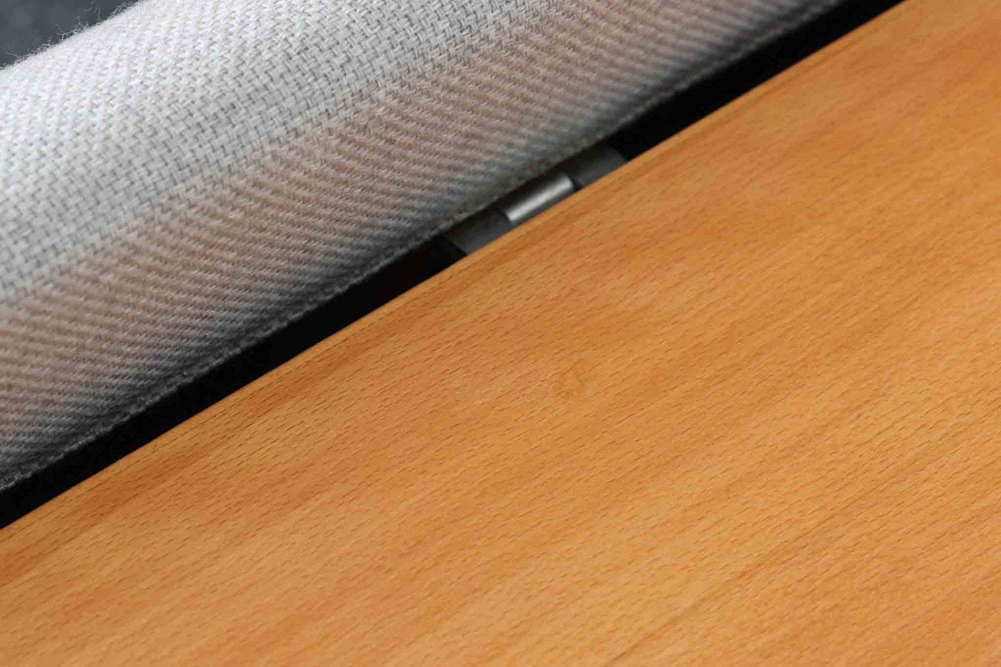 北欧より買い付けたGETAmA社製デイベッドです。 学生寮の為にデザインされた物で、無駄な装飾を省いたフレキシブルなソファです。 名前の通り、背もたれを上げるとベッドになります。 GETAmA社は元々ベッドメーカーの為、寝心地も良好です。 