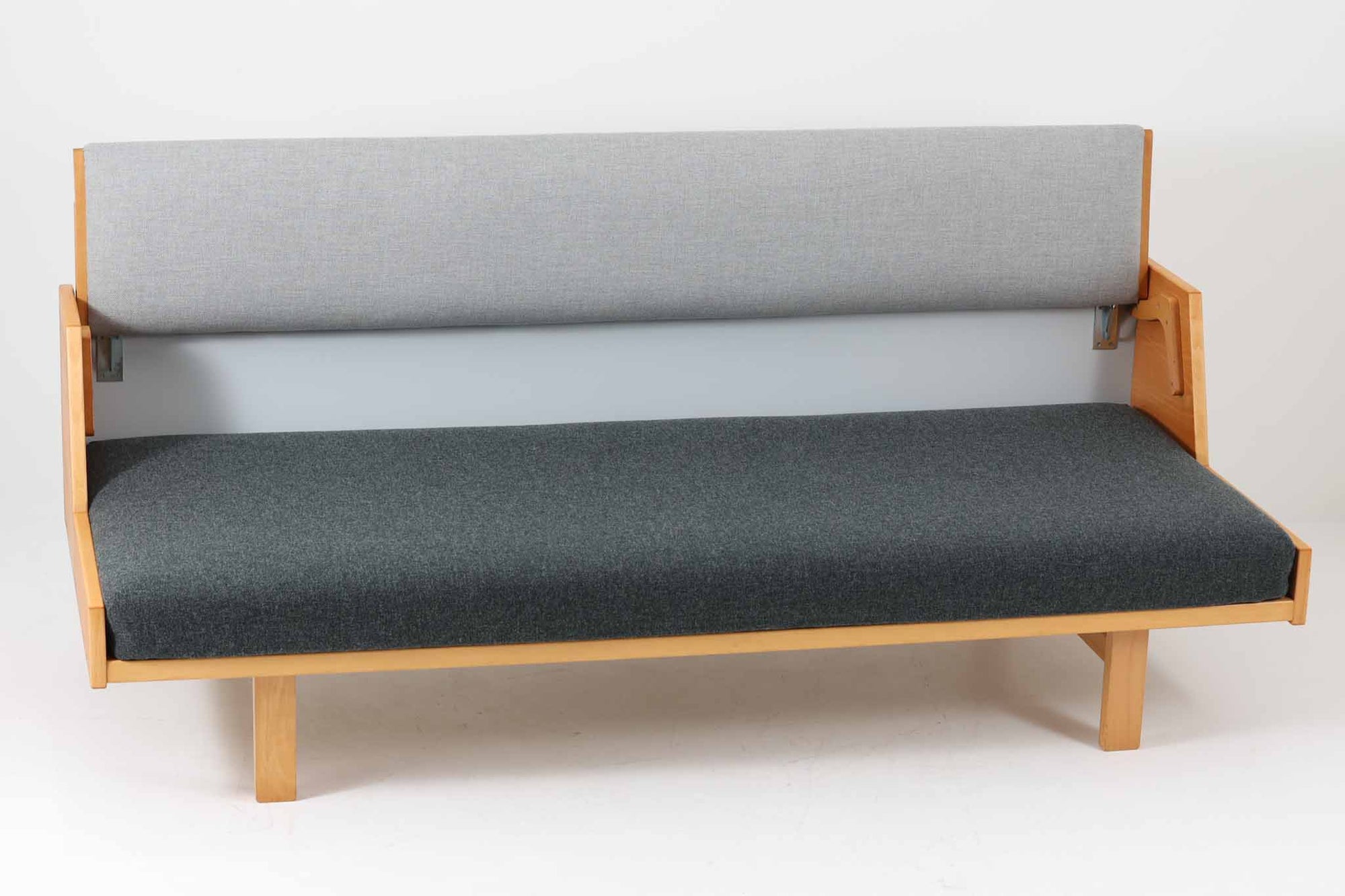 北欧より買い付けたGETAmA社製デイベッドです。 学生寮の為にデザインされた物で、無駄な装飾を省いたフレキシブルなソファです。 名前の通り、背もたれを上げるとベッドになります。 GETAmA社は元々ベッドメーカーの為、寝心地も良好です。 