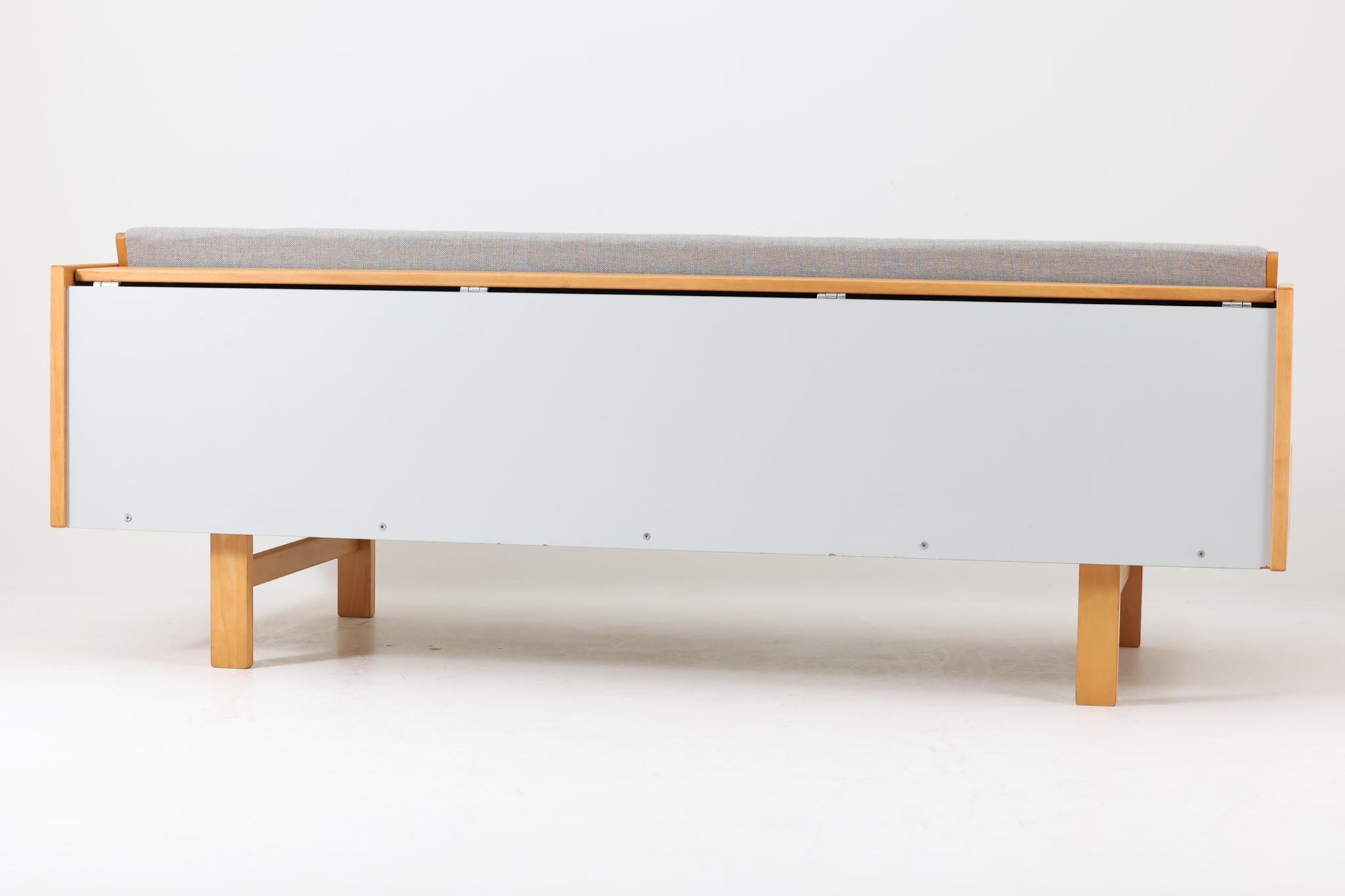 北欧より買い付けたGETAmA社製デイベッドです。 学生寮の為にデザインされた物で、無駄な装飾を省いたフレキシブルなソファです。 名前の通り、背もたれを上げるとベッドになります。 GETAmA社は元々ベッドメーカーの為、寝心地も良好です。 