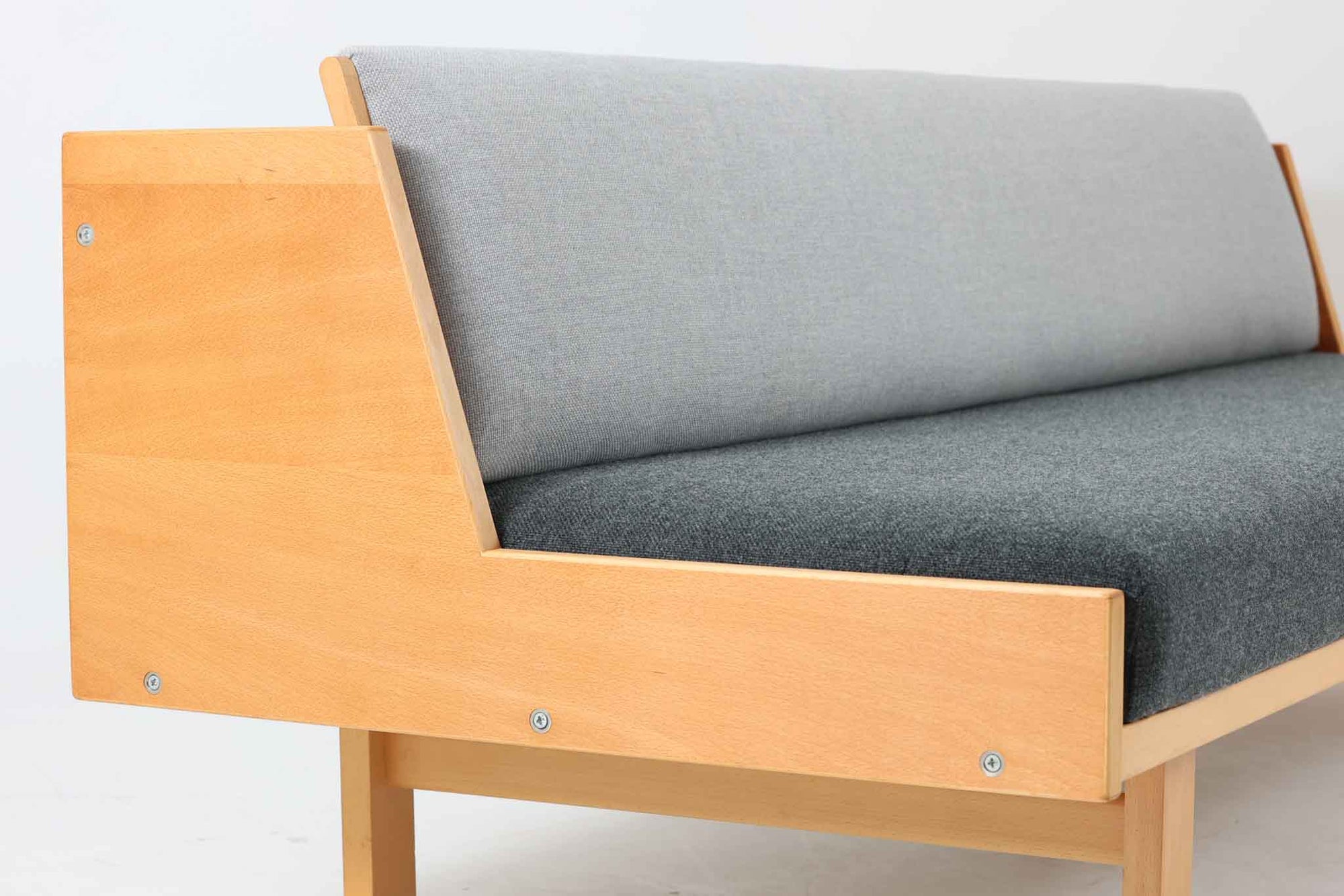 北欧より買い付けたGETAmA社製デイベッドです。 学生寮の為にデザインされた物で、無駄な装飾を省いたフレキシブルなソファです。 名前の通り、背もたれを上げるとベッドになります。 GETAmA社は元々ベッドメーカーの為、寝心地も良好です。 