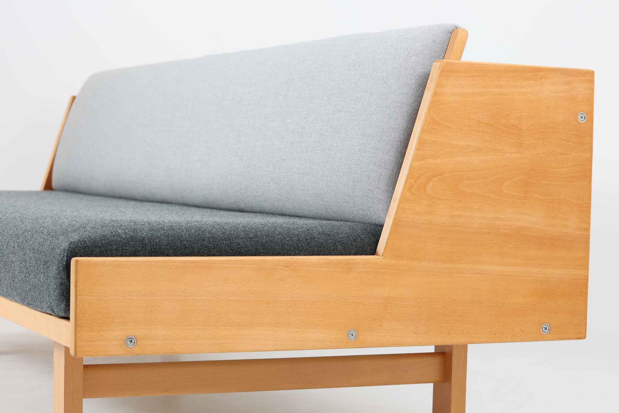 北欧より買い付けたGETAmA社製デイベッドです。 学生寮の為にデザインされた物で、無駄な装飾を省いたフレキシブルなソファです。 名前の通り、背もたれを上げるとベッドになります。 GETAmA社は元々ベッドメーカーの為、寝心地も良好です。 