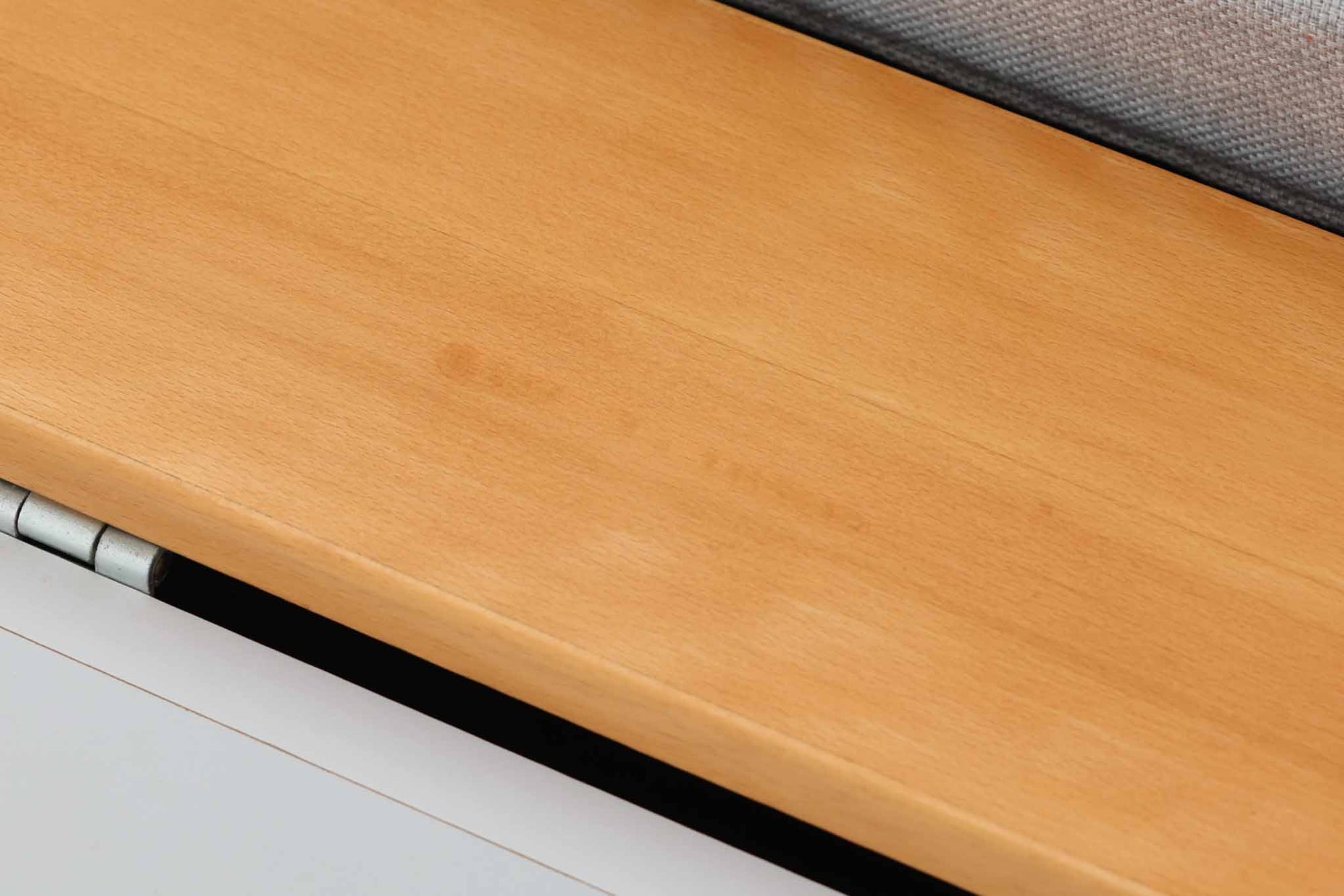 北欧より買い付けたGETAmA社製デイベッドです。 学生寮の為にデザインされた物で、無駄な装飾を省いたフレキシブルなソファです。 名前の通り、背もたれを上げるとベッドになります。 GETAmA社は元々ベッドメーカーの為、寝心地も良好です。 