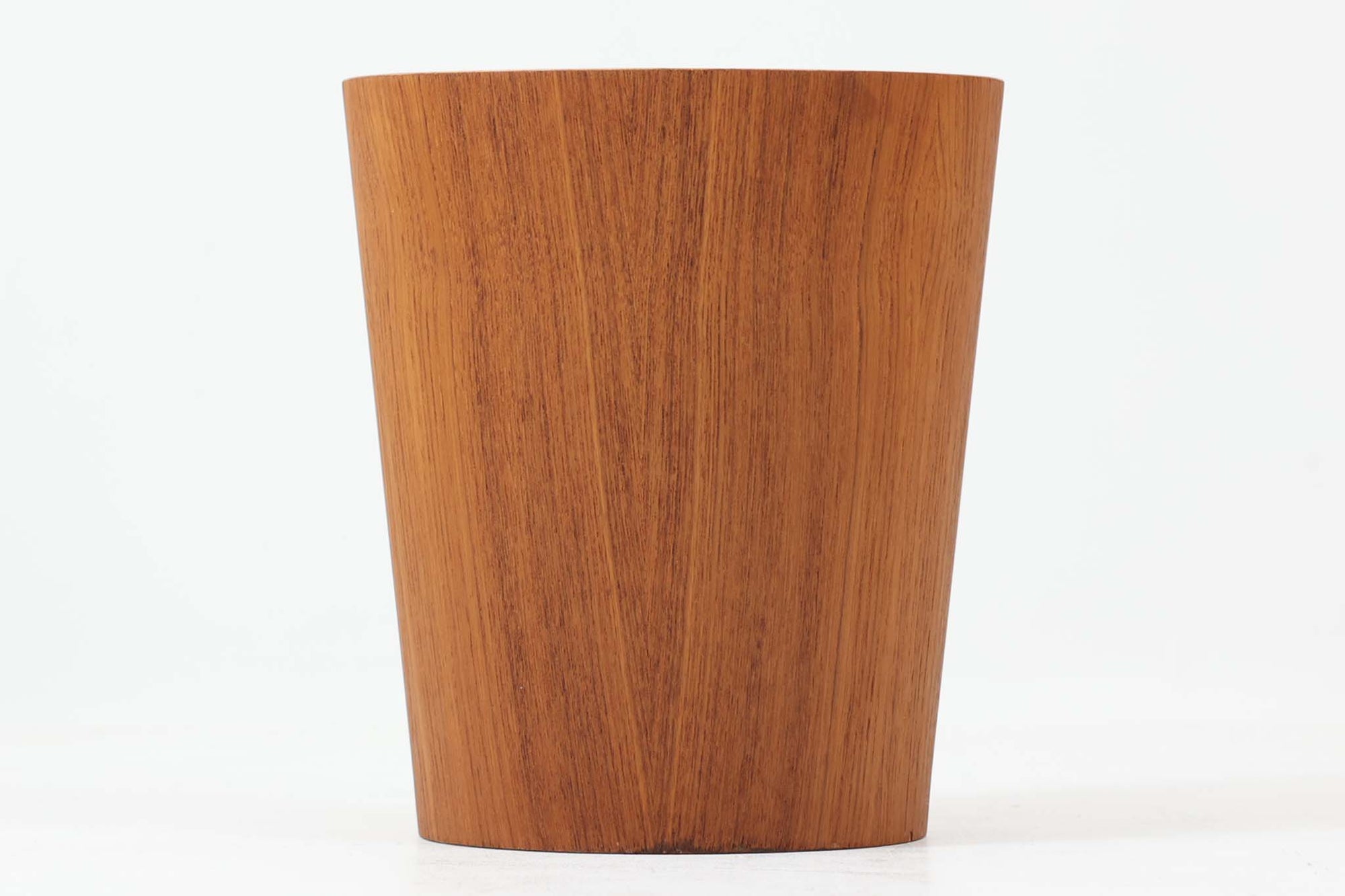 デンマークより買い付けました。ビンテージのダストボックスです。綺麗な木目のチーク材合板が使用されています。