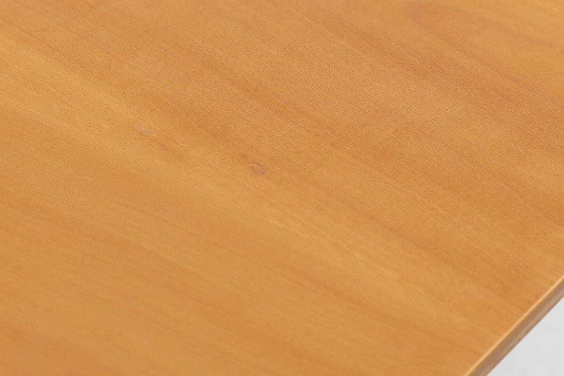 デンマークを代表するデザイナー、ボーエ・モーエンセン（Børge mogensen） による拡張式センターテーブル。1976年にFritz Hansen（フリッツ・ハンセン）社によって製造された、北欧ヴィンテージ家具の逸品です。無駄を省いたシンプルなデザインながらも、堅牢な構造と機能性を兼ね備えており、モーエンセンらしい実用的な美しさが際立ちます。中央のヒンジを開くことで、天板を拡張することが可能。必要に応じて広げられるため、普段使いから来客時まで幅広く活躍します。素材には上質なビーチ材が使用され、温かみのあるナチュラルな風合いが魅力的です。
