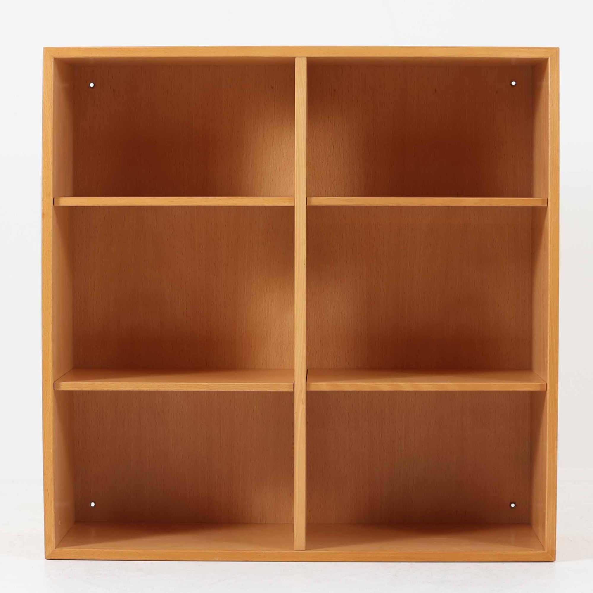 シンプルな佇まいが魅力のこちらのブックシェルフは、ビーチ材を使用した北欧ビンテージ品で、幅80cmと小ぶりなサイズ感が特徴です。縦2列×横3段の可動棚構成により収納力と使い勝手を両立し、リビングや書斎はもちろん、キッチンの見せる収納としても活躍します。柔らかな木目と明るい色調が空間に温もりを添え、使い込むほどに味わいを深めていく一点物の魅力をお楽しみいただけます。