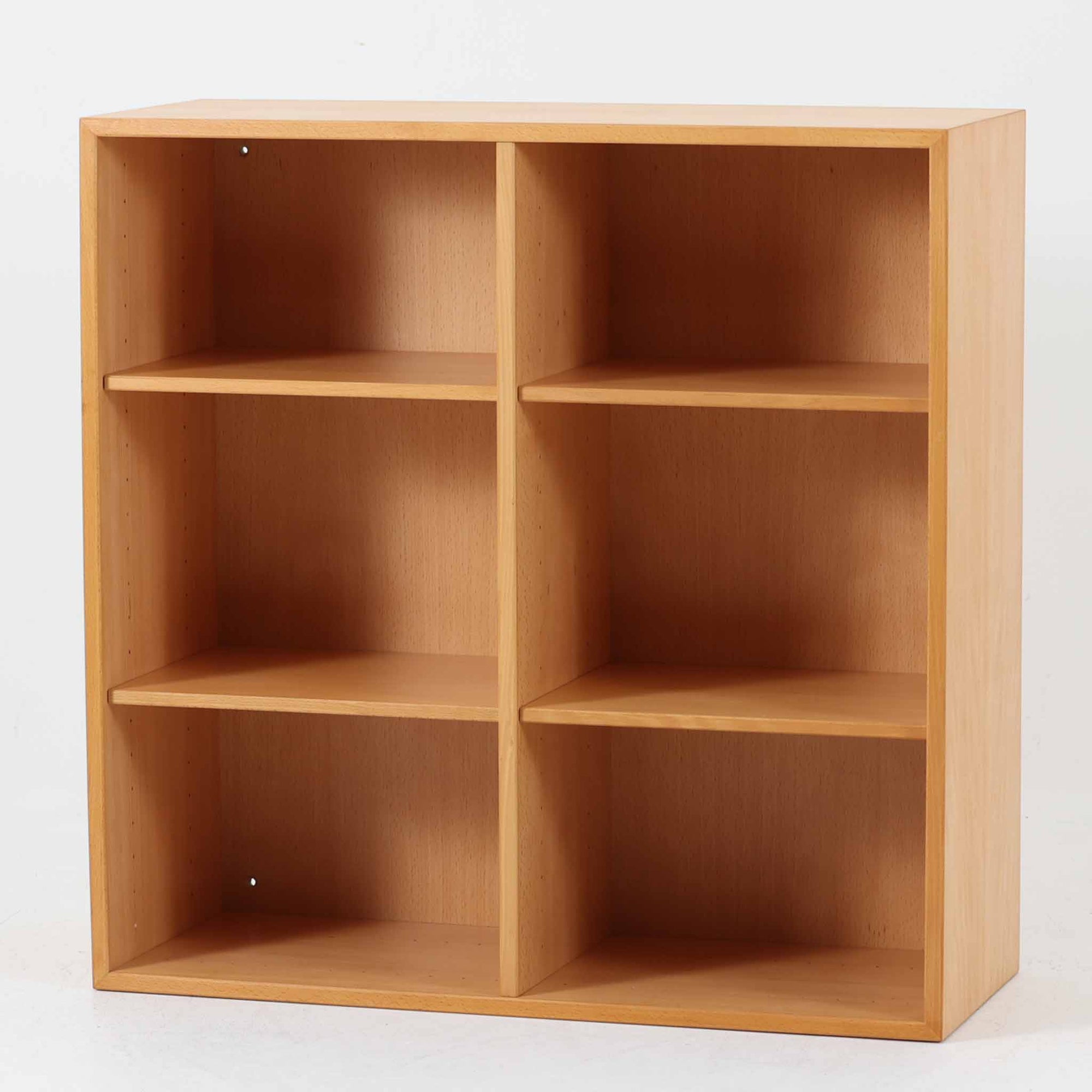 シンプルな佇まいが魅力のこちらのブックシェルフは、ビーチ材を使用した北欧ビンテージ品で、幅80cmと小ぶりなサイズ感が特徴です。縦2列×横3段の可動棚構成により収納力と使い勝手を両立し、リビングや書斎はもちろん、キッチンの見せる収納としても活躍します。柔らかな木目と明るい色調が空間に温もりを添え、使い込むほどに味わいを深めていく一点物の魅力をお楽しみいただけます。