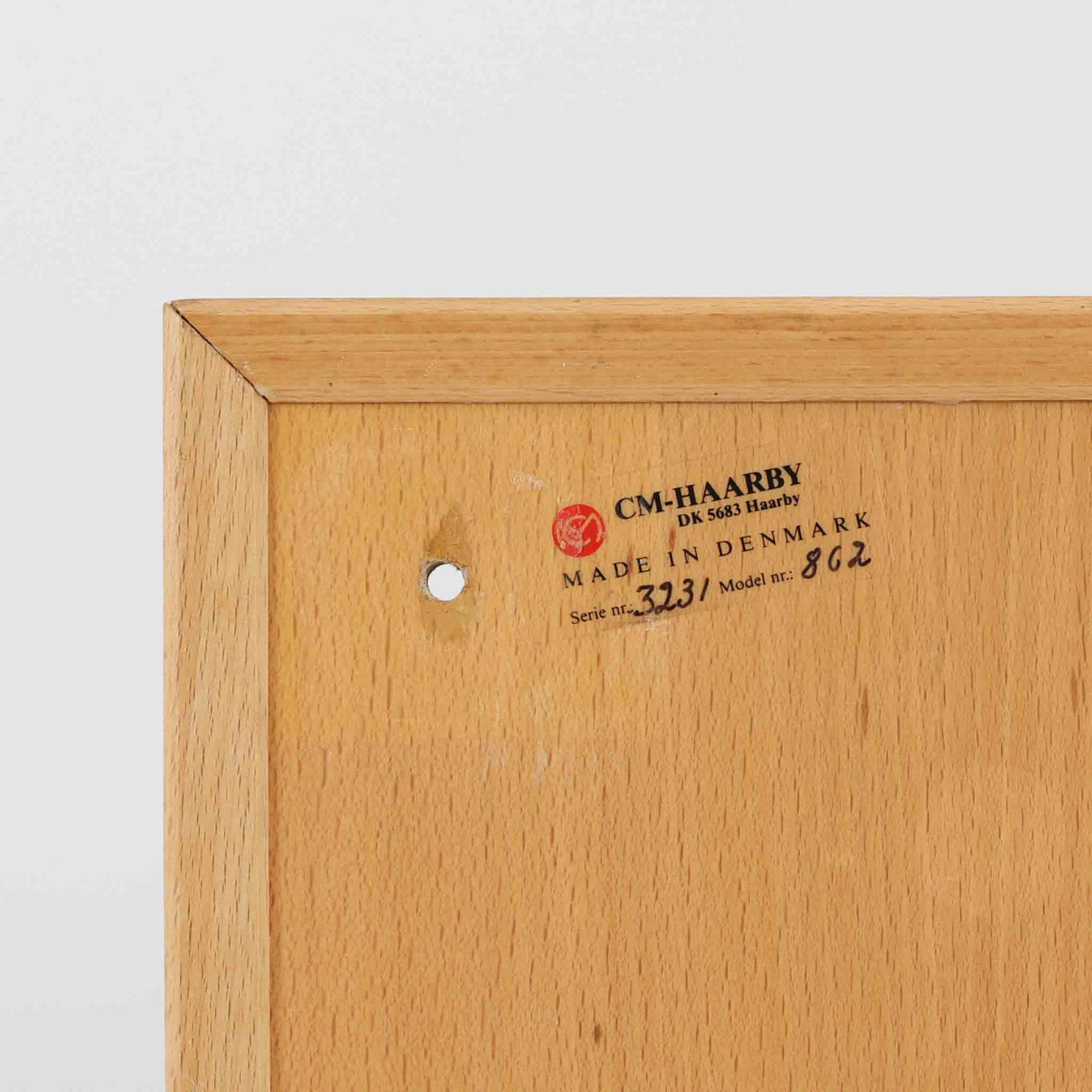 C.M. Madsens Mobelfabrikが製造した北欧ビンテージのブックシェルフです。ビーチ材ならではの明るくやさしい木肌が空間を軽やかに演出し、シンプルで飽きのこないデザインはさまざまなインテリアに自然と溶け込みます。本や雑誌はもちろん、オブジェや雑貨、ファイル類まで効率よく整理・収納が可能。オープンタイプのためディスプレイ棚としても使いやすく、北欧家具らしい機能美と実用性、経年とともに深まる味わいを楽しめる一台です。