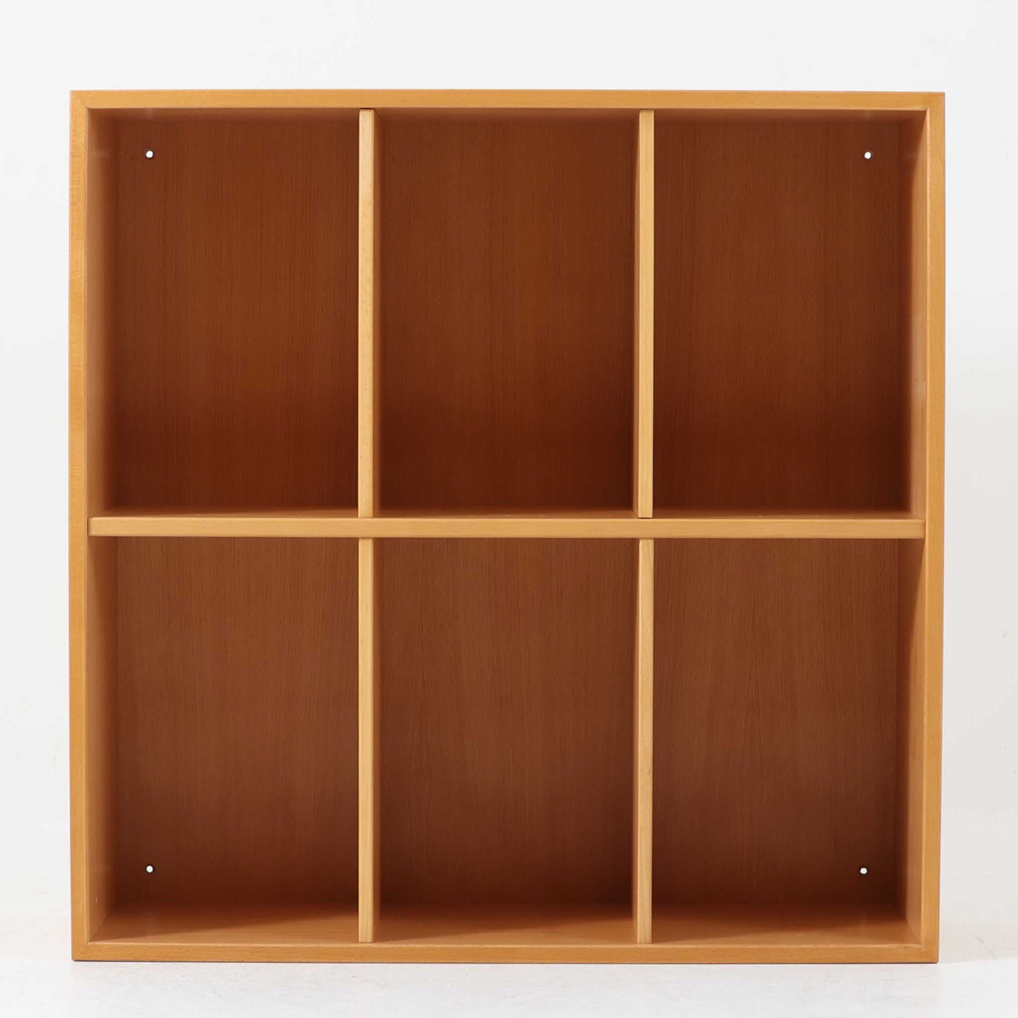 すっきりとしたフォルムが印象的なこちらのブックシェルフは、北欧ビンテージならではの温もりあるビーチ材を使用し、コンパクトながらも実用性に優れた一台です。棚板は可動式で、収納物に応じた調整が可能。元々は横向きで使用されていた形跡があり、棚板の可動位置もそれに合わせた構成となっていますが、底面にやや傷が見られるものの、縦向きでも問題なくご使用いただけます。シンプルながら細部に丁寧な仕上げが感じられ、空間に自然と馴染む柔らかな存在感を放ちます。