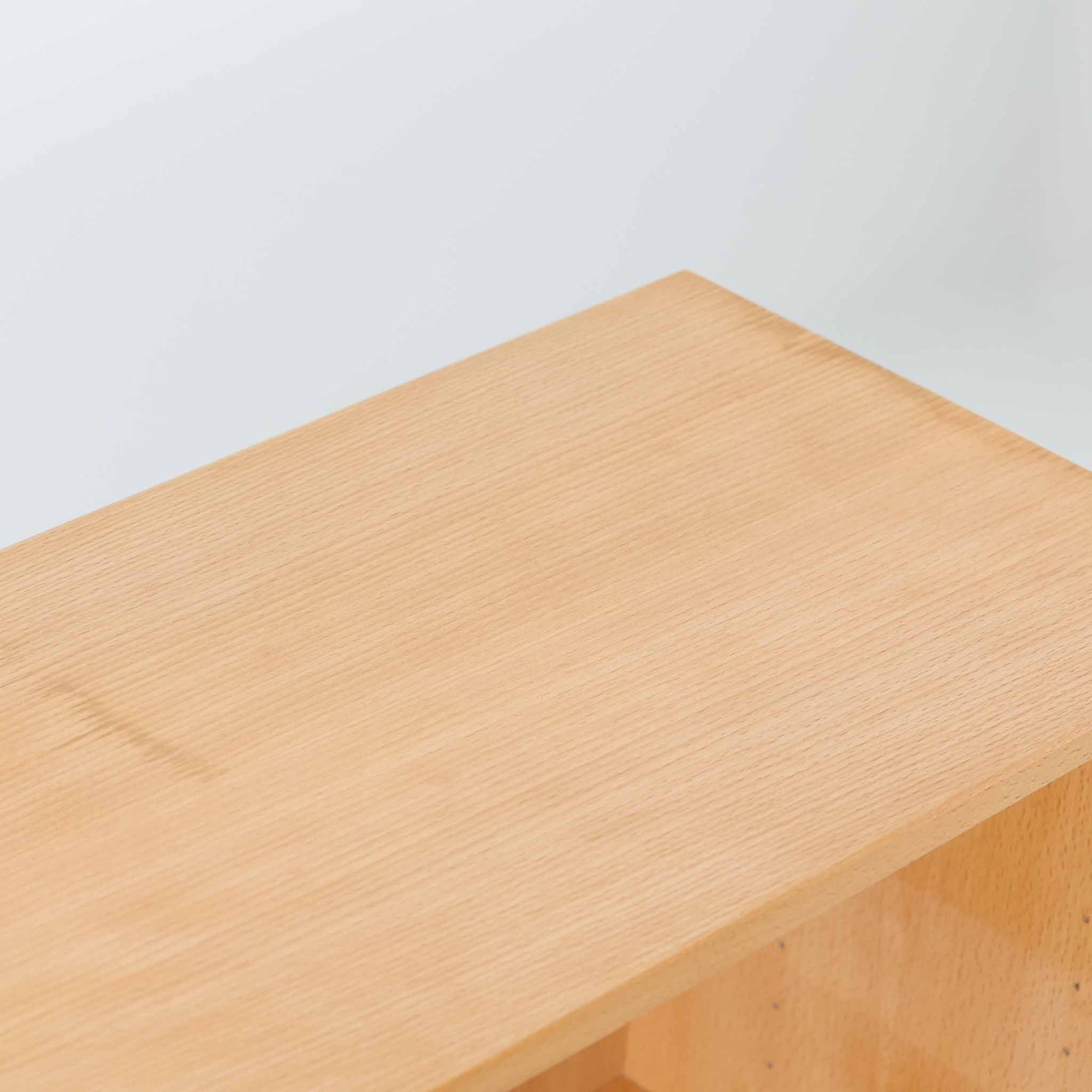 すっきりとしたフォルムが印象的なこちらのブックシェルフは、北欧ビンテージならではの温もりあるビーチ材を使用し、コンパクトながらも実用性に優れた一台です。棚板は可動式で、収納物に応じた調整が可能。元々は横向きで使用されていた形跡があり、棚板の可動位置もそれに合わせた構成となっていますが、底面にやや傷が見られるものの、縦向きでも問題なくご使用いただけます。シンプルながら細部に丁寧な仕上げが感じられ、空間に自然と馴染む柔らかな存在感を放ちます。