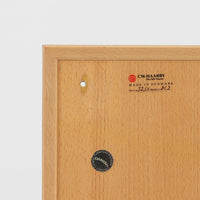 C.M. Madsens Mobelfabrikが手掛けた北欧ビンテージのブックシェルフです。ビーチ材ならではの明るくやさしい木目が空間に軽快な印象を与え、シンプルで無駄のないデザインは幅広いインテリアに調和します。左右対称にレイアウトされた棚は、本や雑誌、ファイルの整理はもちろん、お気に入りの雑貨やオブジェを飾るディスプレイスペースとしても活躍。オープン構造により圧迫感が少なく、リビングや書斎、ワークスペースなどさまざまな場所で使いやすく、北欧家具ならではの実用性と経年変化による味わいを楽しめる一台です。