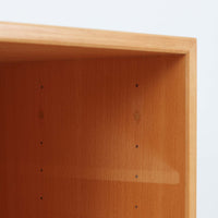 C.M. Madsens Mobelfabrikが手掛けた北欧ビンテージのブックシェルフです。ビーチ材ならではの明るくやさしい木目が空間に軽快な印象を与え、シンプルで無駄のないデザインは幅広いインテリアに調和します。左右対称にレイアウトされた棚は、本や雑誌、ファイルの整理はもちろん、お気に入りの雑貨やオブジェを飾るディスプレイスペースとしても活躍。オープン構造により圧迫感が少なく、リビングや書斎、ワークスペースなどさまざまな場所で使いやすく、北欧家具ならではの実用性と経年変化による味わいを楽しめる一台です。