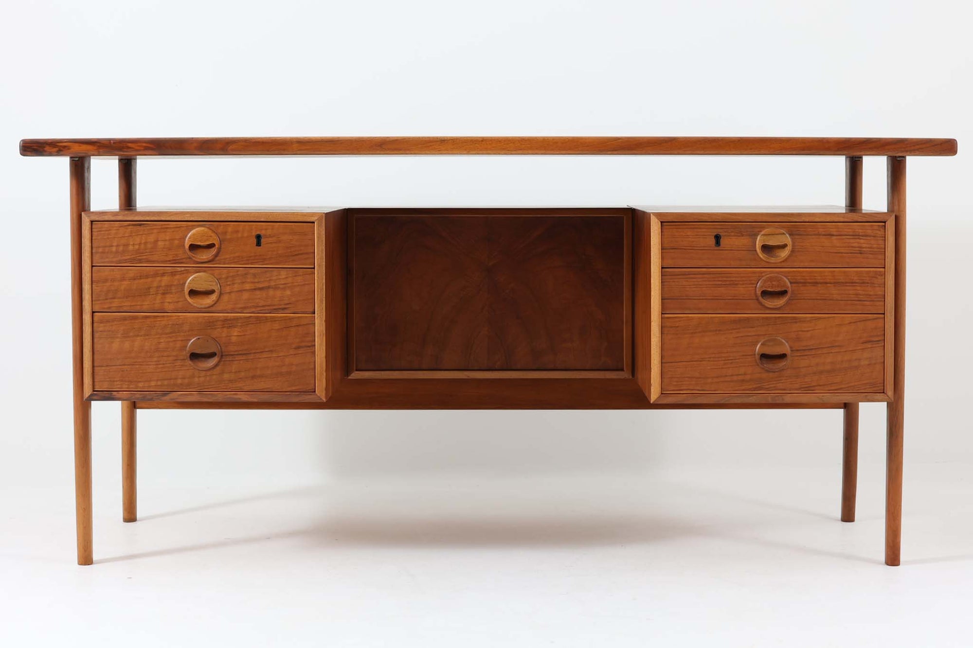 「カイ・クリスチャンセン」デザインのデスクです。大きめの広々とした天板は、とても使い勝手が良さそうです。前面の引き出しはKai Kristiansenならではの取手がデザインポイントになっております。背面にも収納部があり、お部屋の真ん中に置いてもご使用いただけます。ウォールナット材が使用された希少価値の高い商品です。