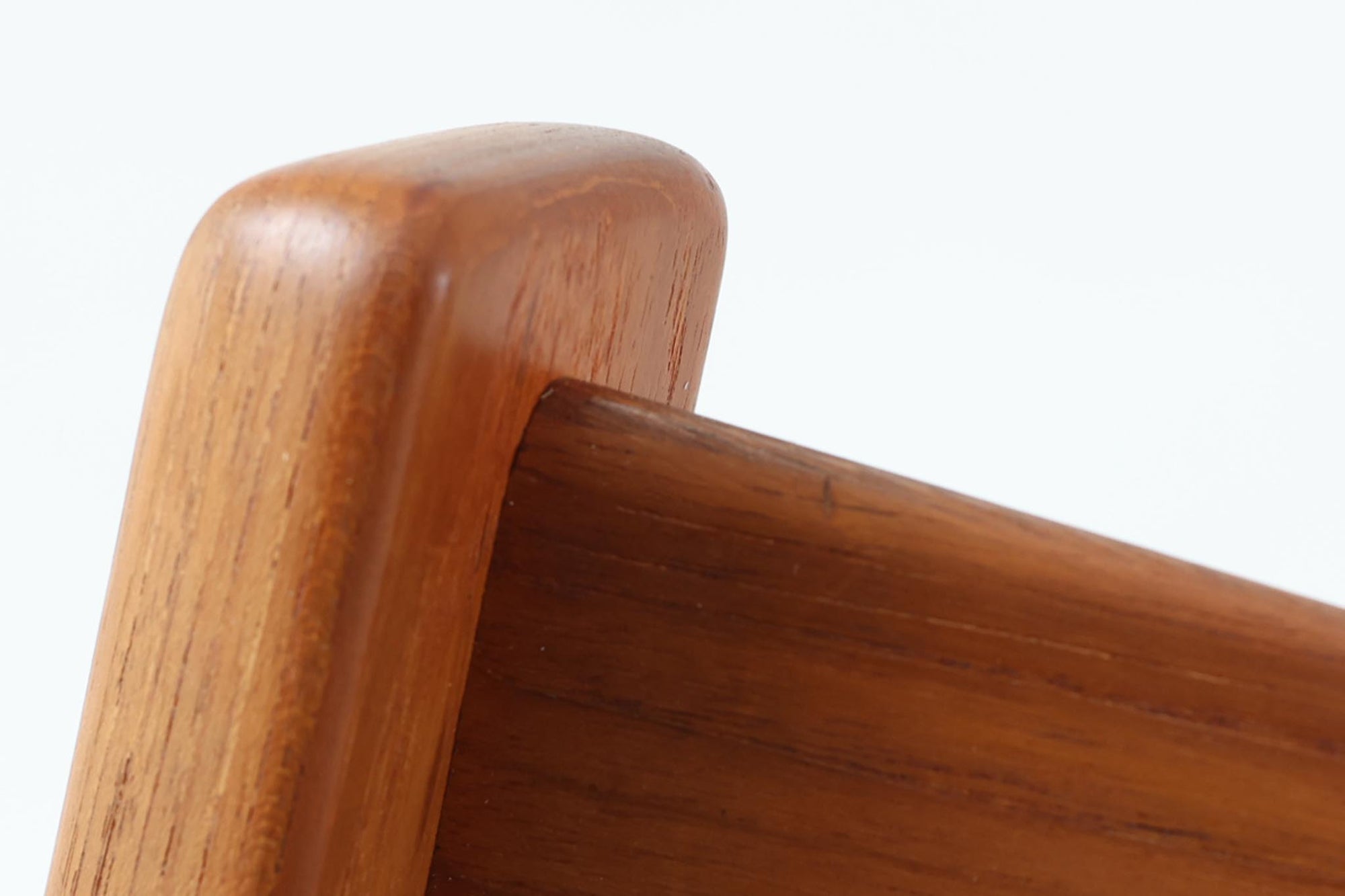 Ole Wanscherによってデザインされたmodel 169シングルソファは、シンプルながらも優れたデザインです。そのフレームは程よい傾斜が施されており、丁寧に削りだされたチーク材は豊かな色合いとともに、ビンテージならではの温かみを感じさせます。リビングルームに配置すると、このソファでゆったりとしたリラックスタイムを楽しむことができます。ただし、クッションにはスプリングが内包されていないタイプで、ウレタンのみが使用されています。予めご了承ください。